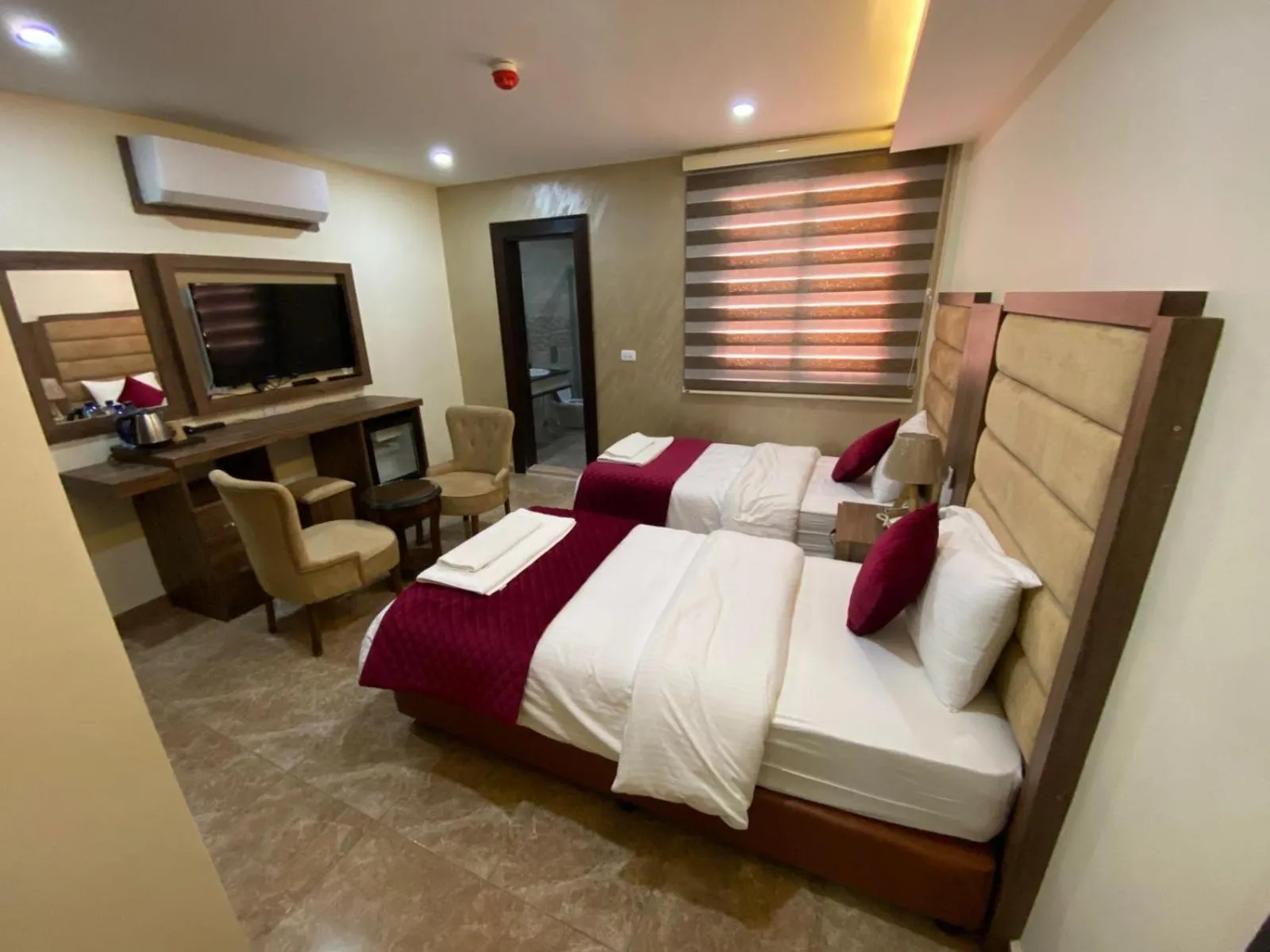 Property building, Bed in Sunset Hotel
