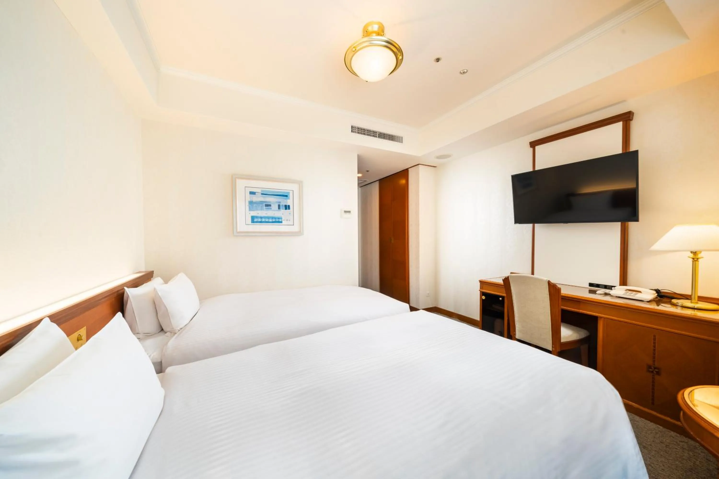 Photo of the whole room, Bed in KOKO HOTEL Osaka Shinsaibashi