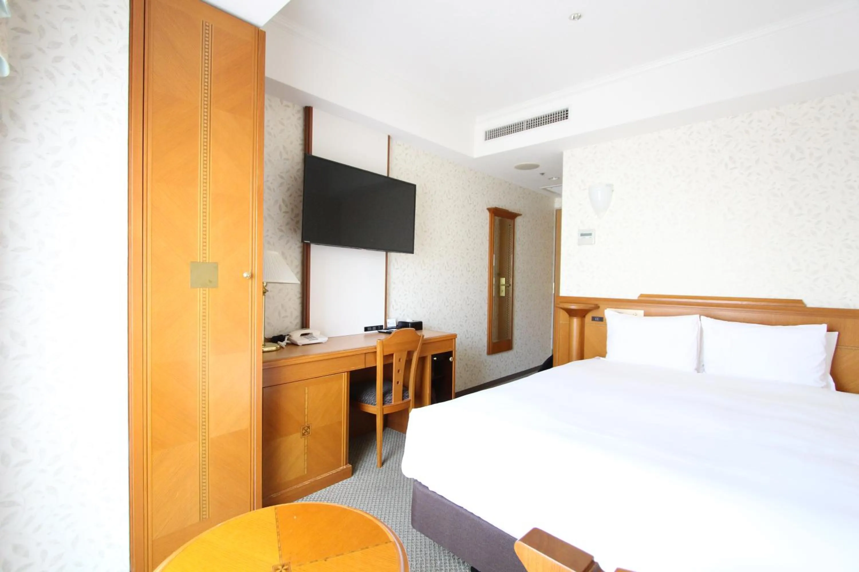 Photo of the whole room, Bed in KOKO HOTEL Osaka Shinsaibashi