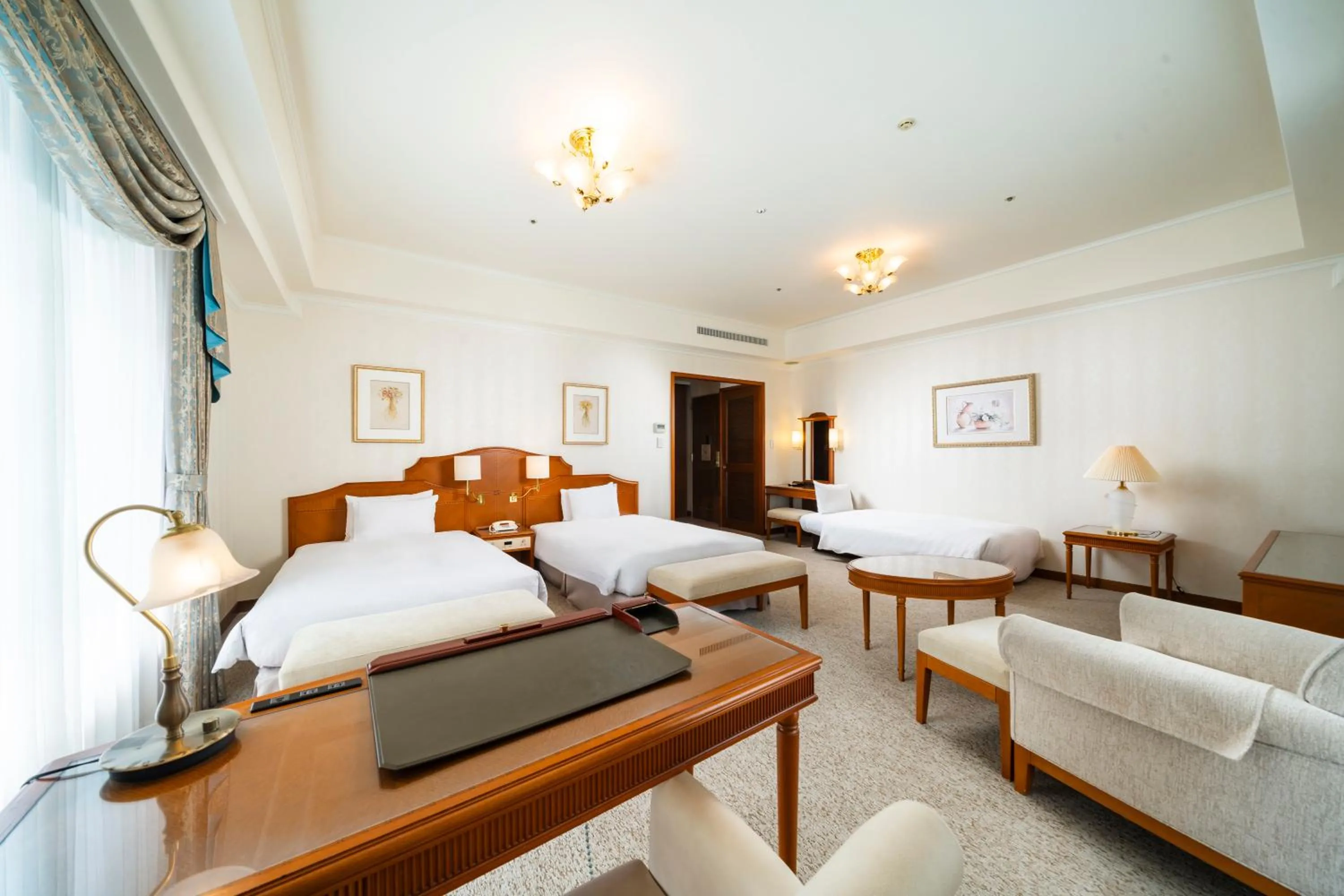 Photo of the whole room, Bed in KOKO HOTEL Osaka Shinsaibashi