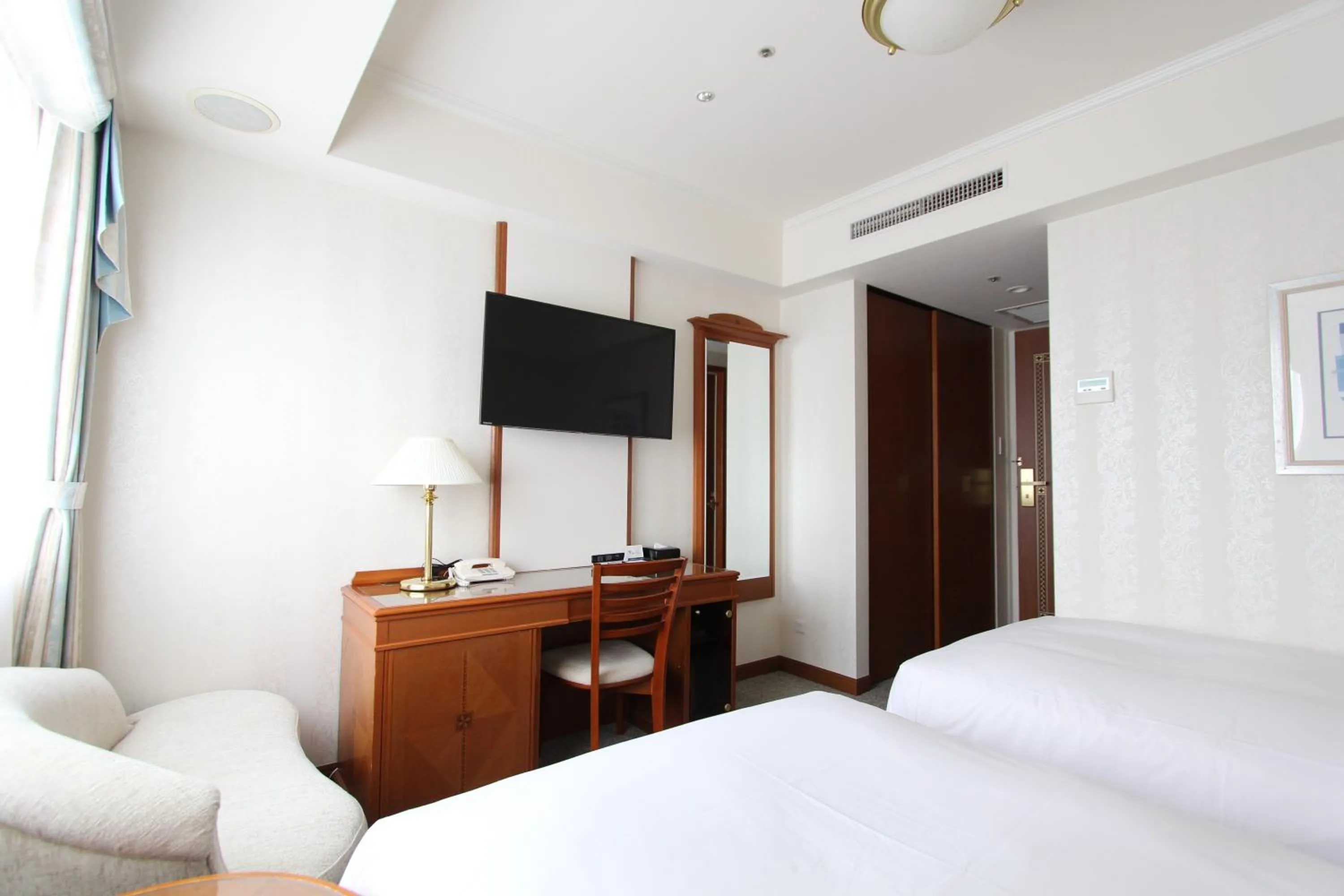 Photo of the whole room, Bed in KOKO HOTEL Osaka Shinsaibashi