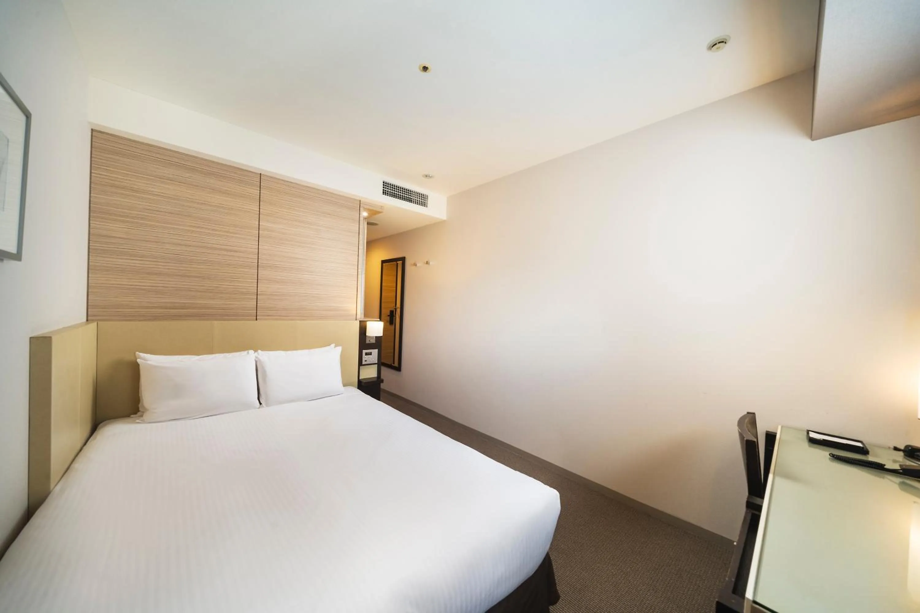 Bed in KOKO HOTEL Kobe Sannomiya