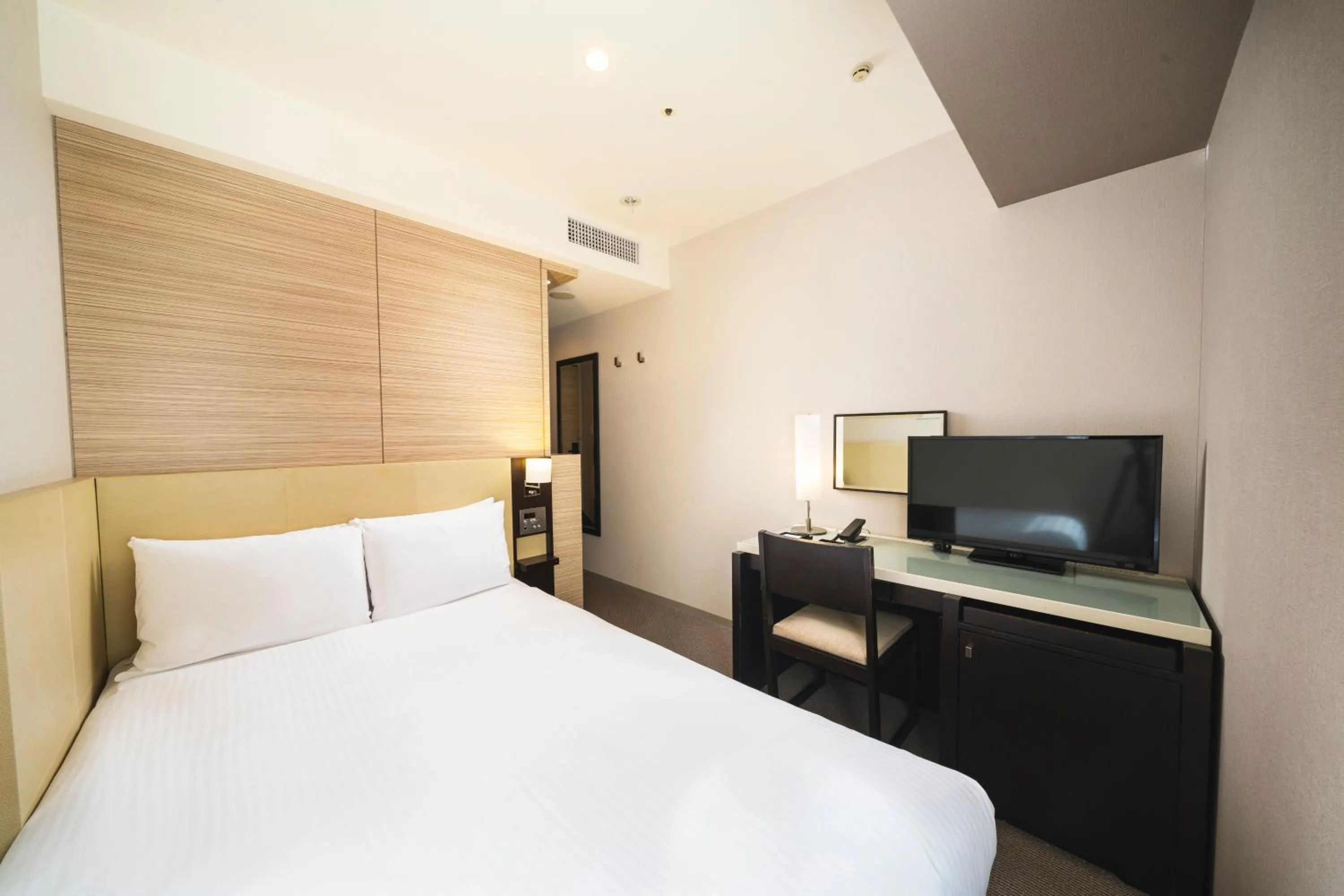 Bed in KOKO HOTEL Kobe Sannomiya