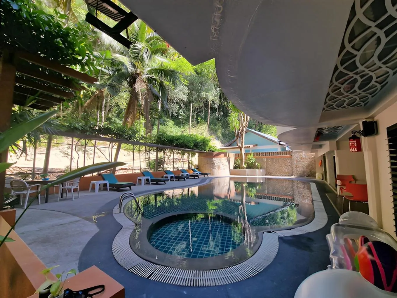 Swimming pool in Ratana Hill Patong