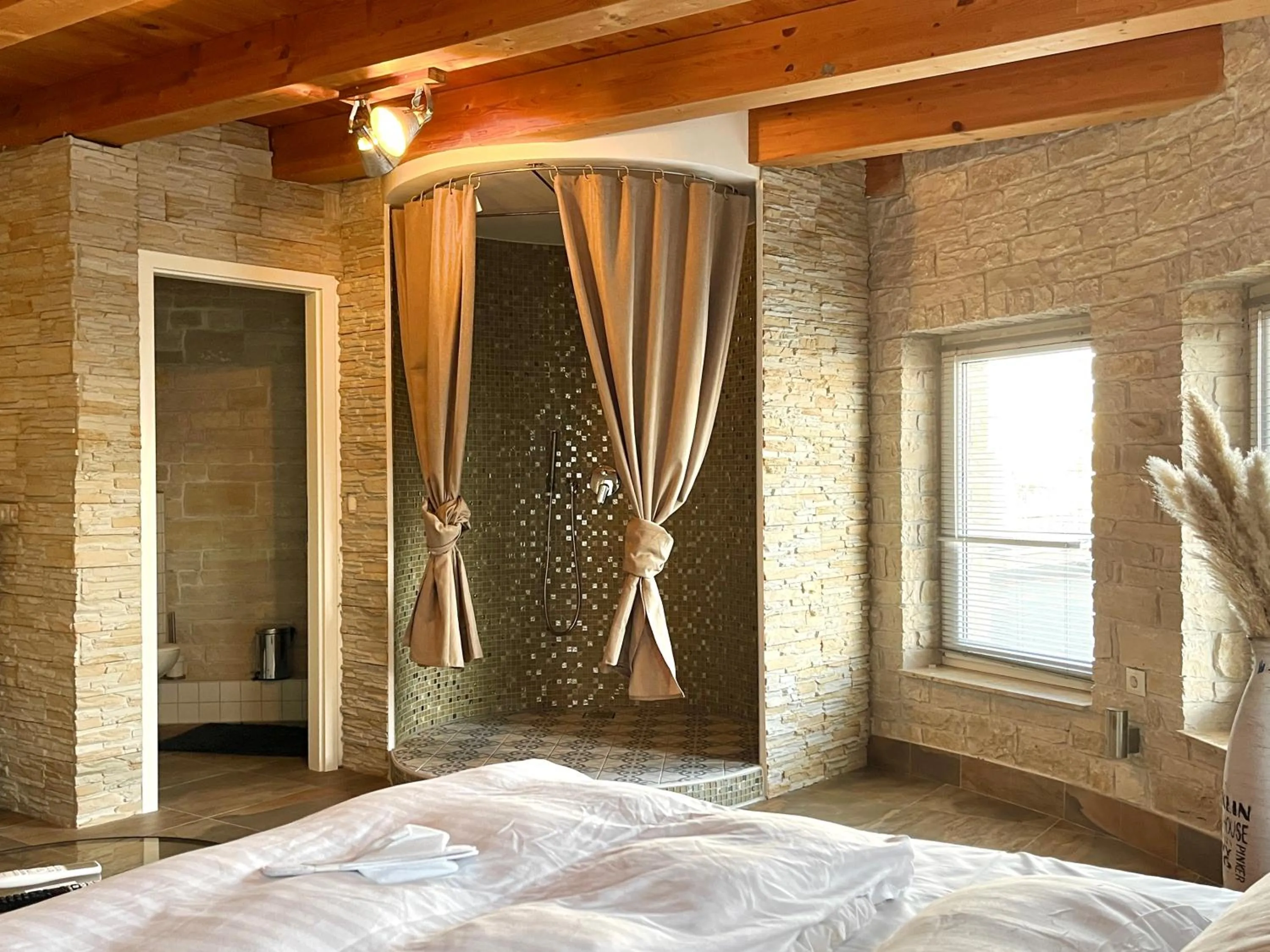 Shower, Bed in Hotel Zur alten Stadtkellerei Leipzig