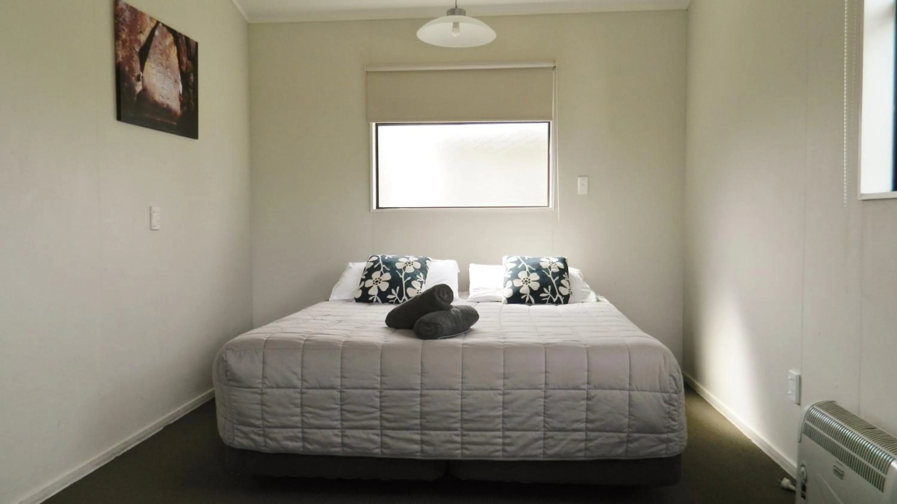 Bed in Taupo Debretts Spa Resort