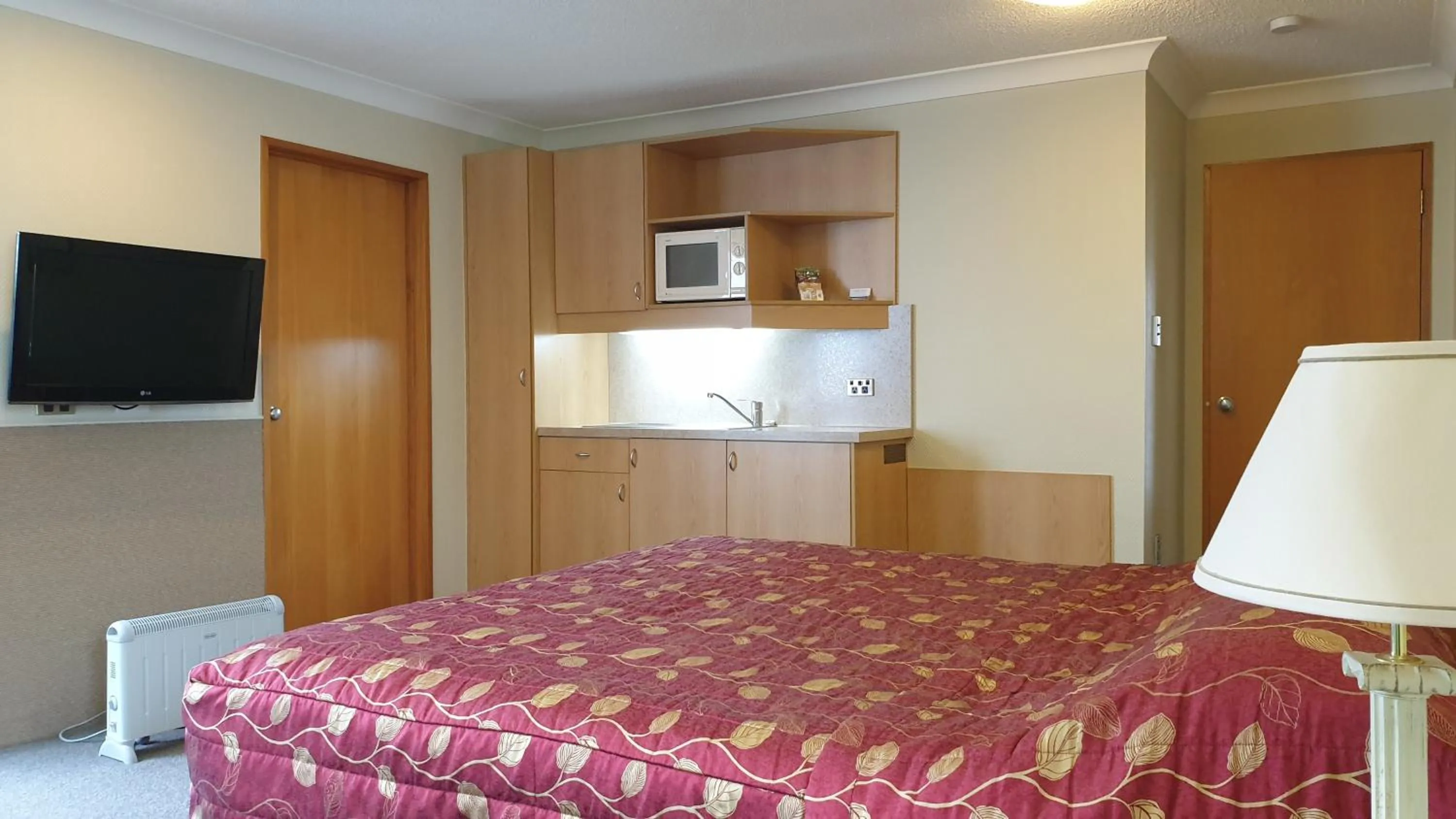Kitchen or kitchenette, Bed in 97 Motel Moray