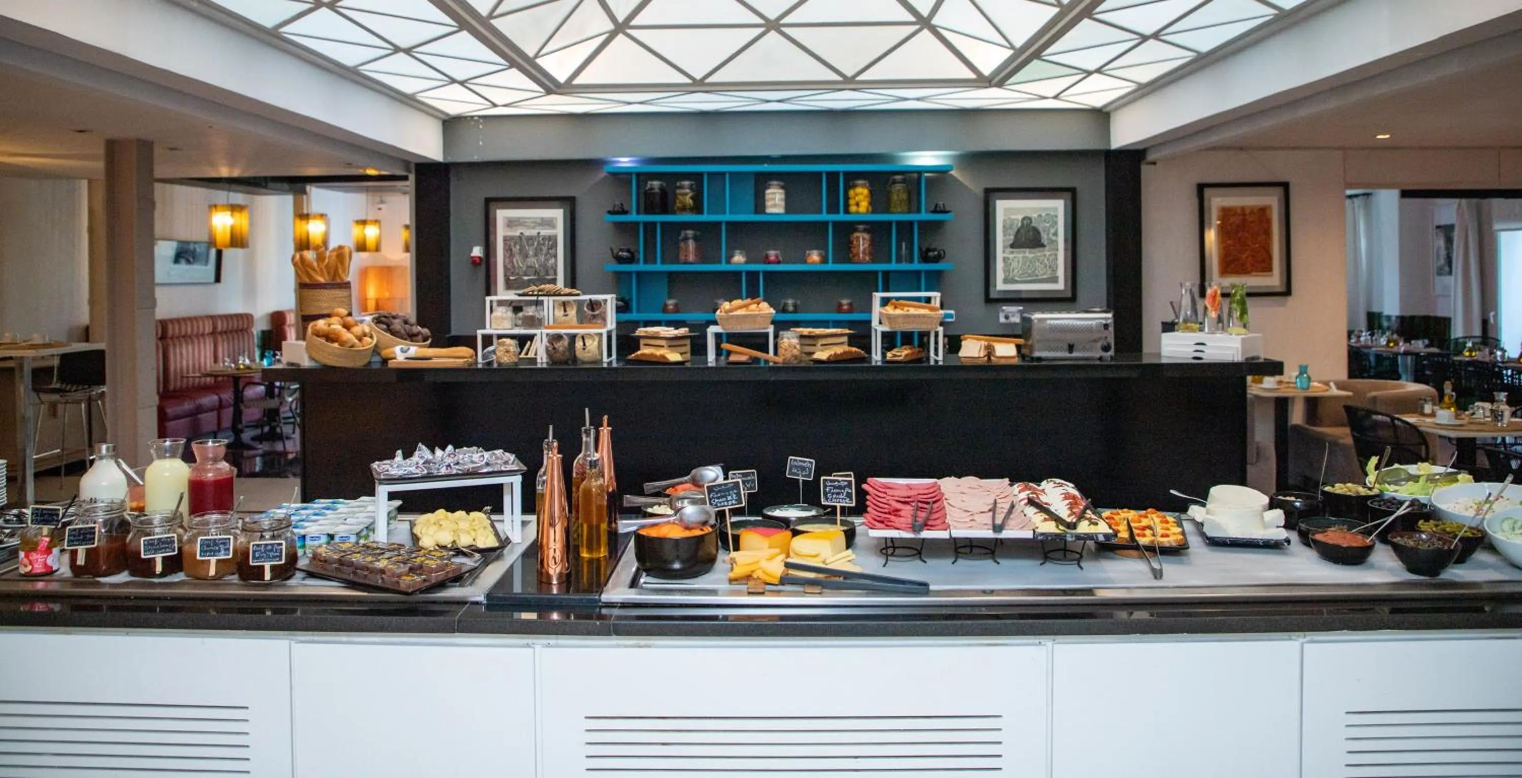 Restaurant/places to eat in Hotel Carlton