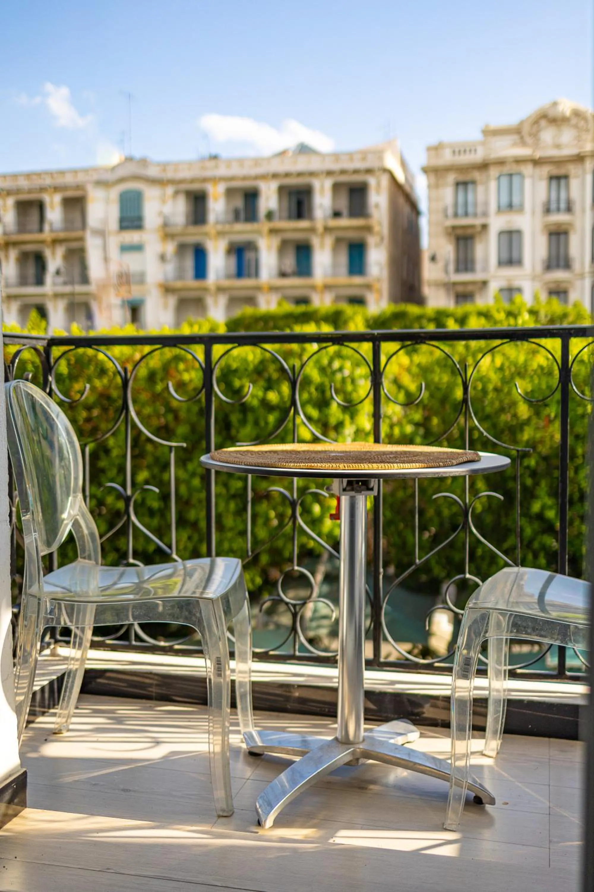 Restaurant/places to eat in Hotel Carlton