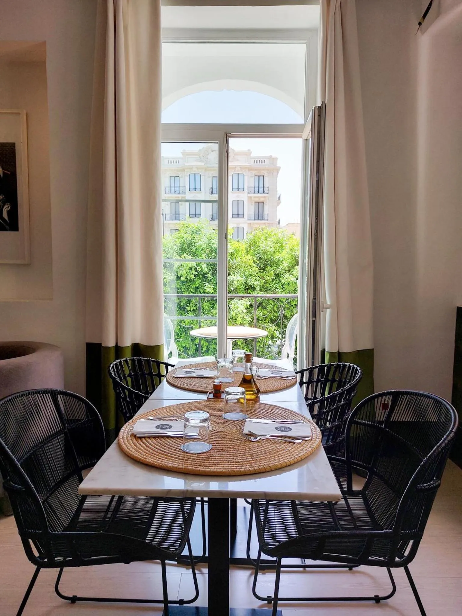 Restaurant/places to eat in Hotel Carlton