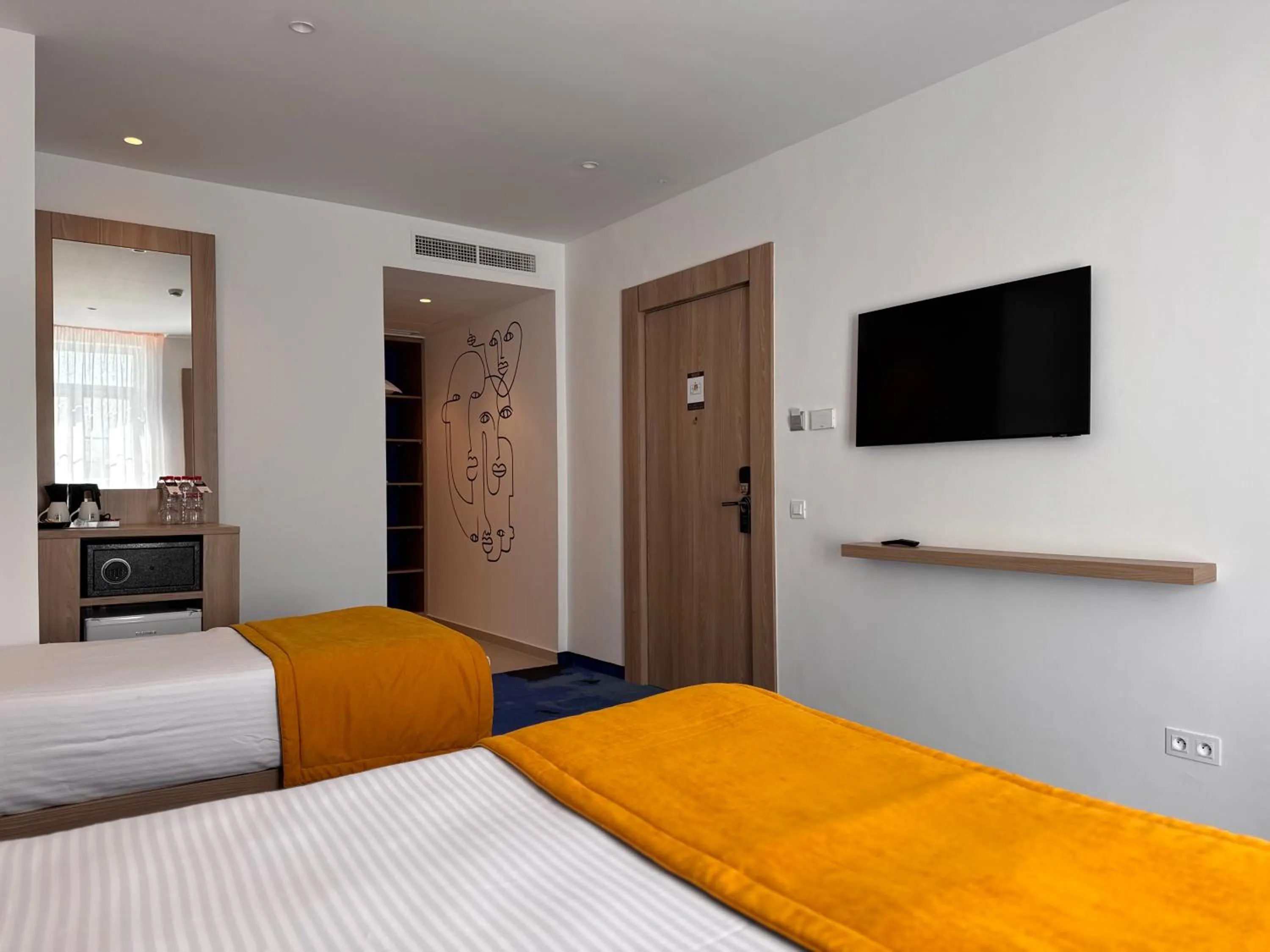 Photo of the whole room, Bed in Hotel Carlton