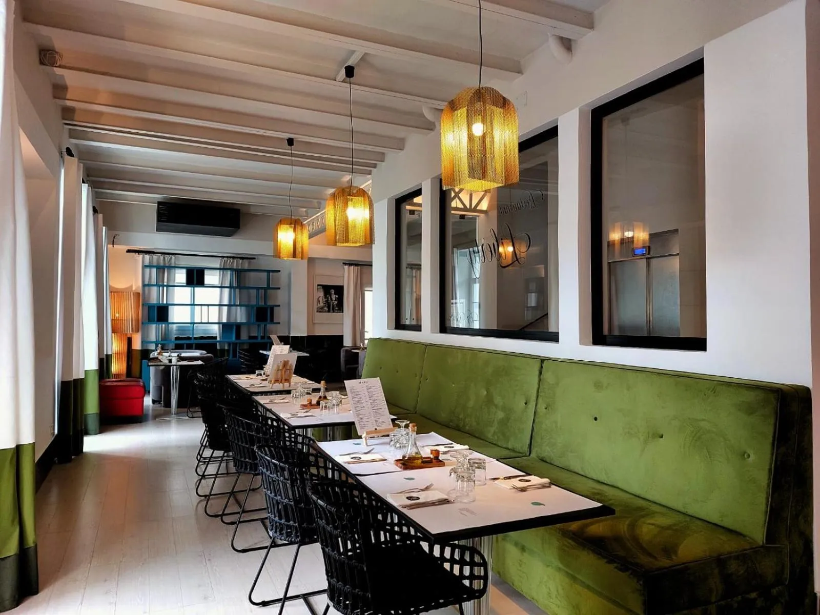 Restaurant/places to eat in Hotel Carlton