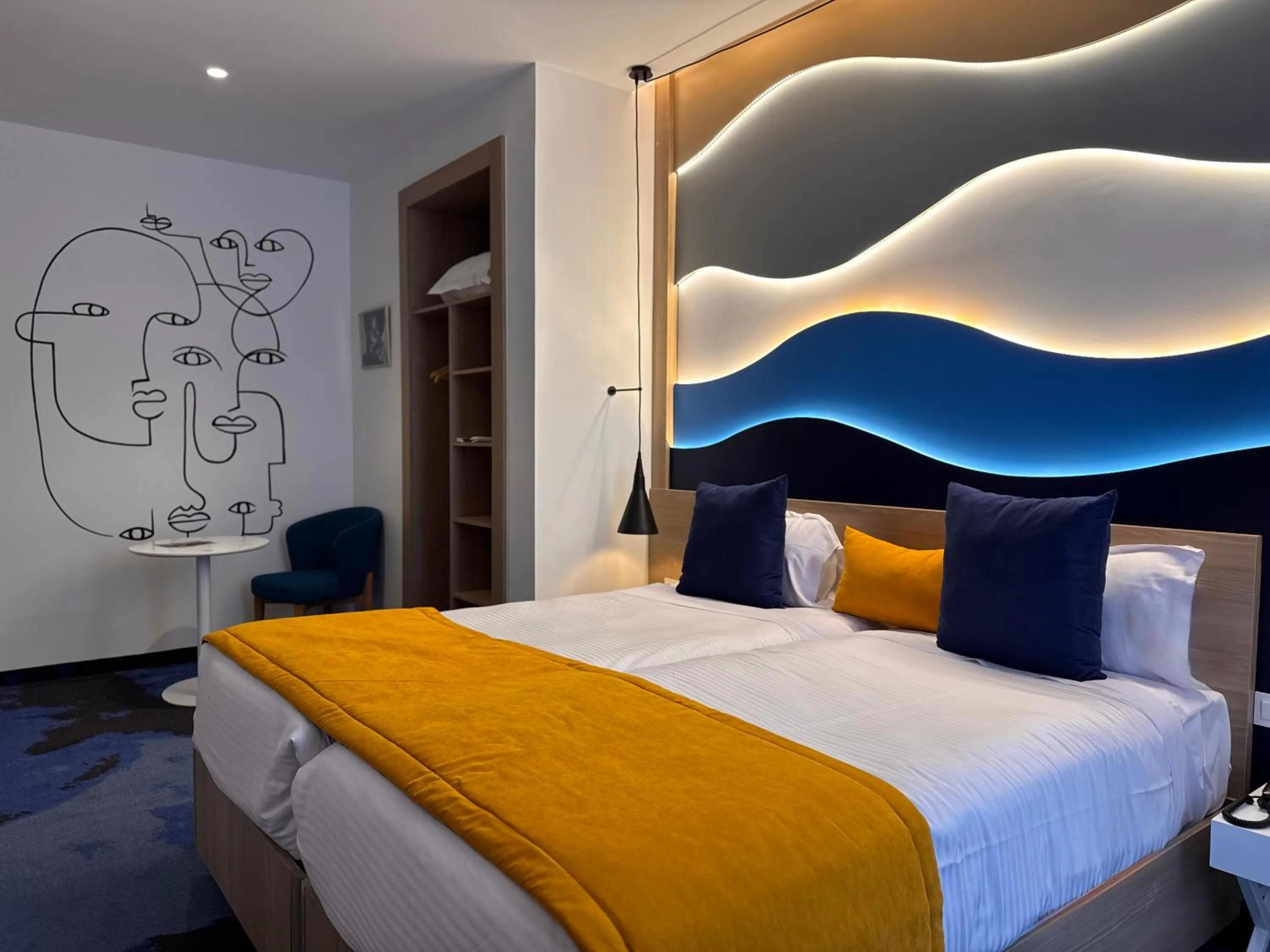 Bed in Hotel Carlton