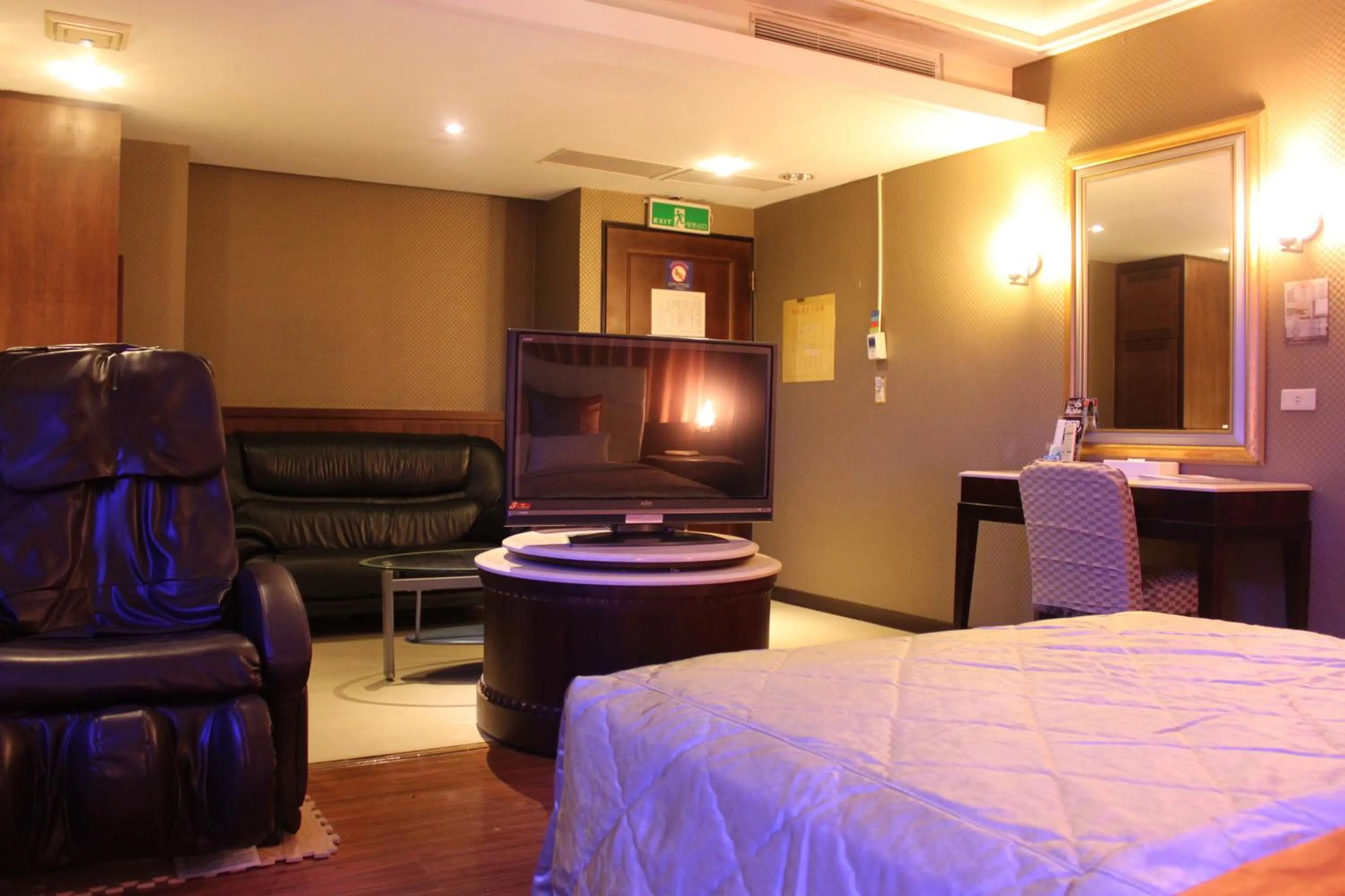 Bed in Beverly Commercial Motel