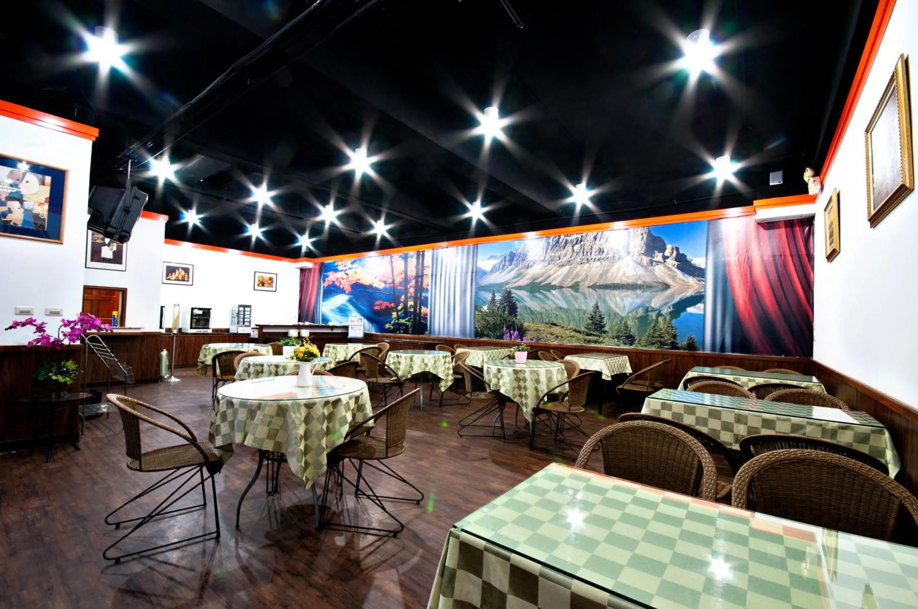 Restaurant/places to eat in Beverly Commercial Motel