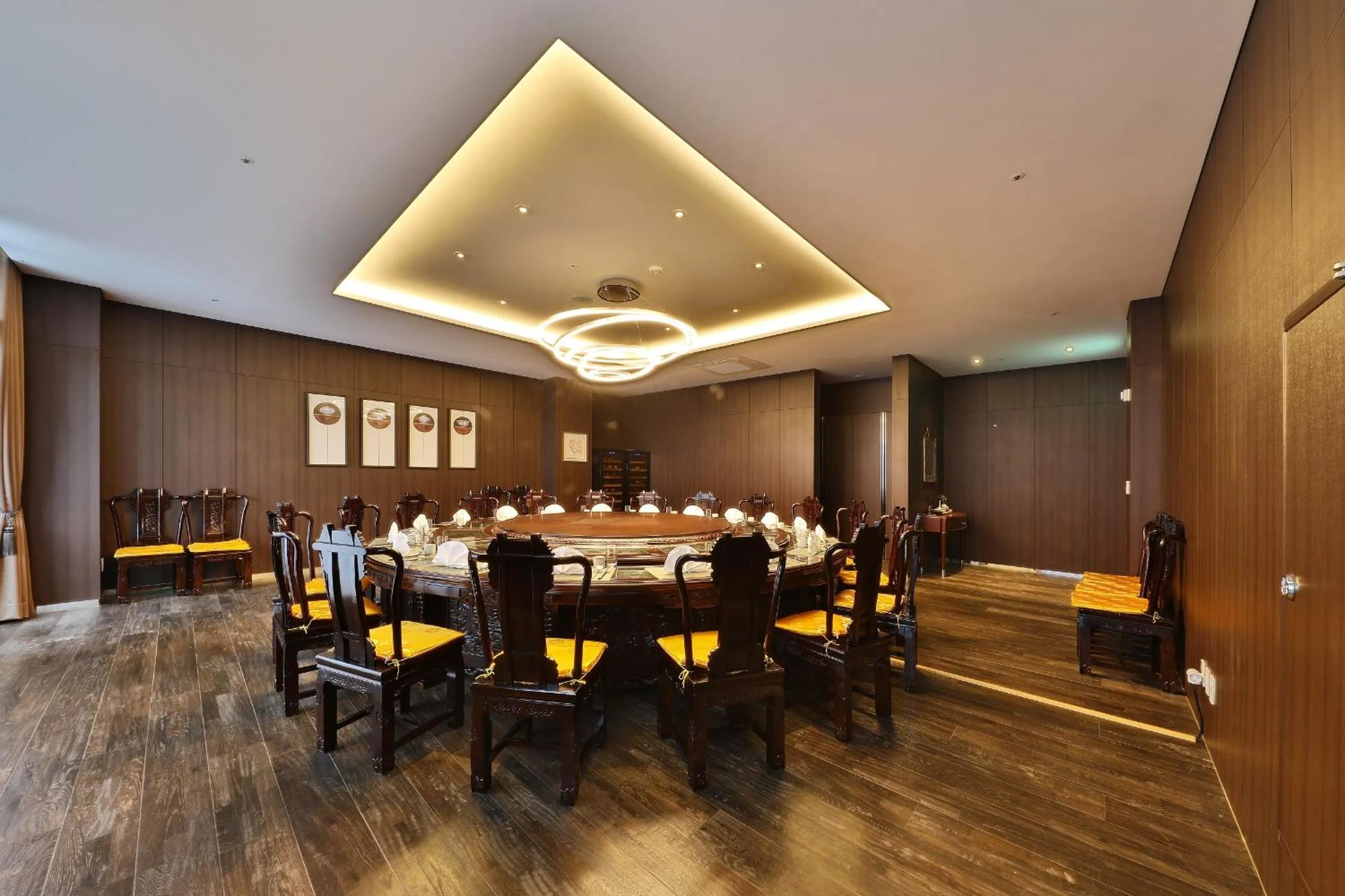 Restaurant/places to eat in Camphortree Hotel and Resort