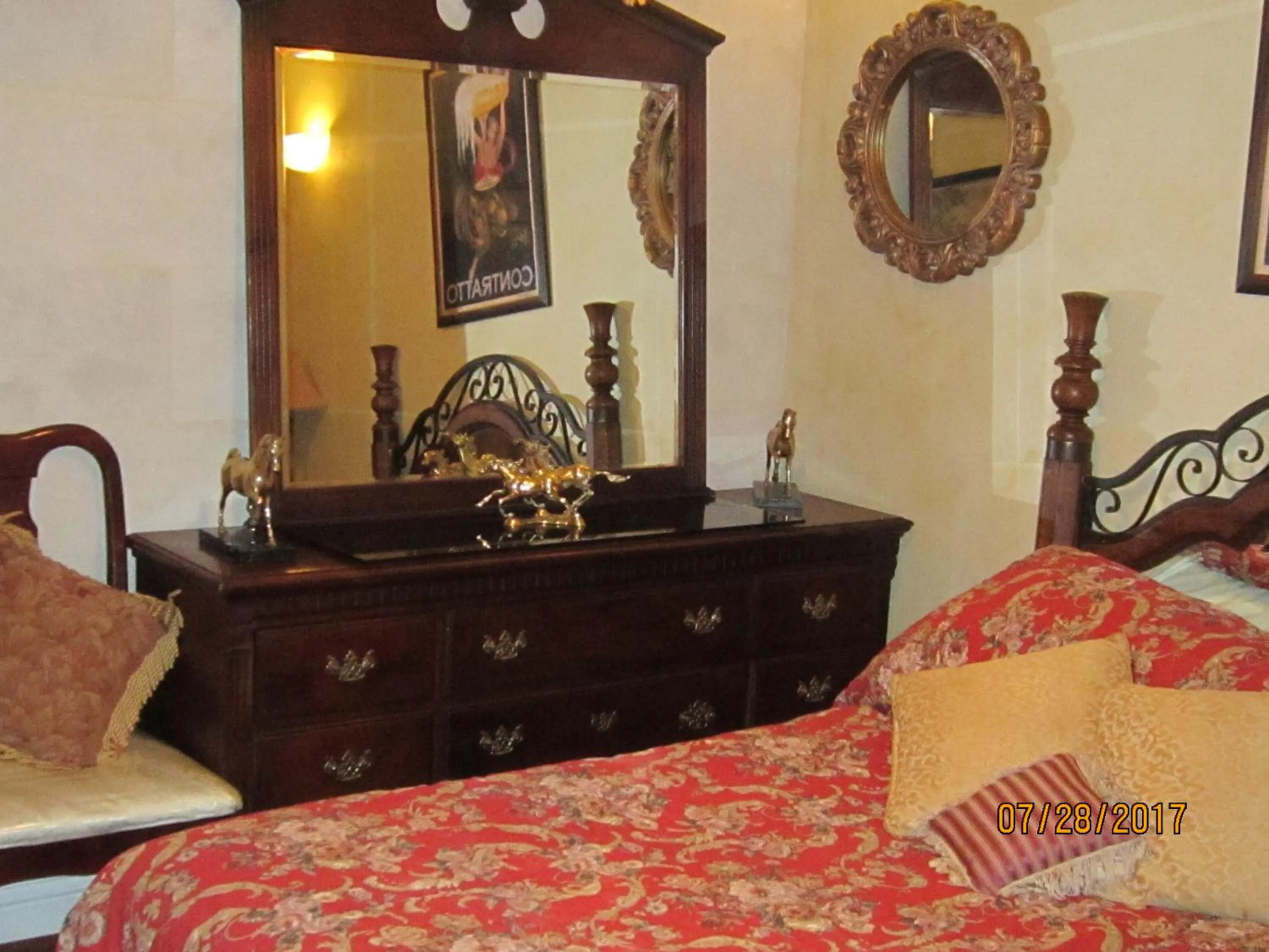 Bedroom, Bed in FLEUR DE LAC EUROPERAN INn