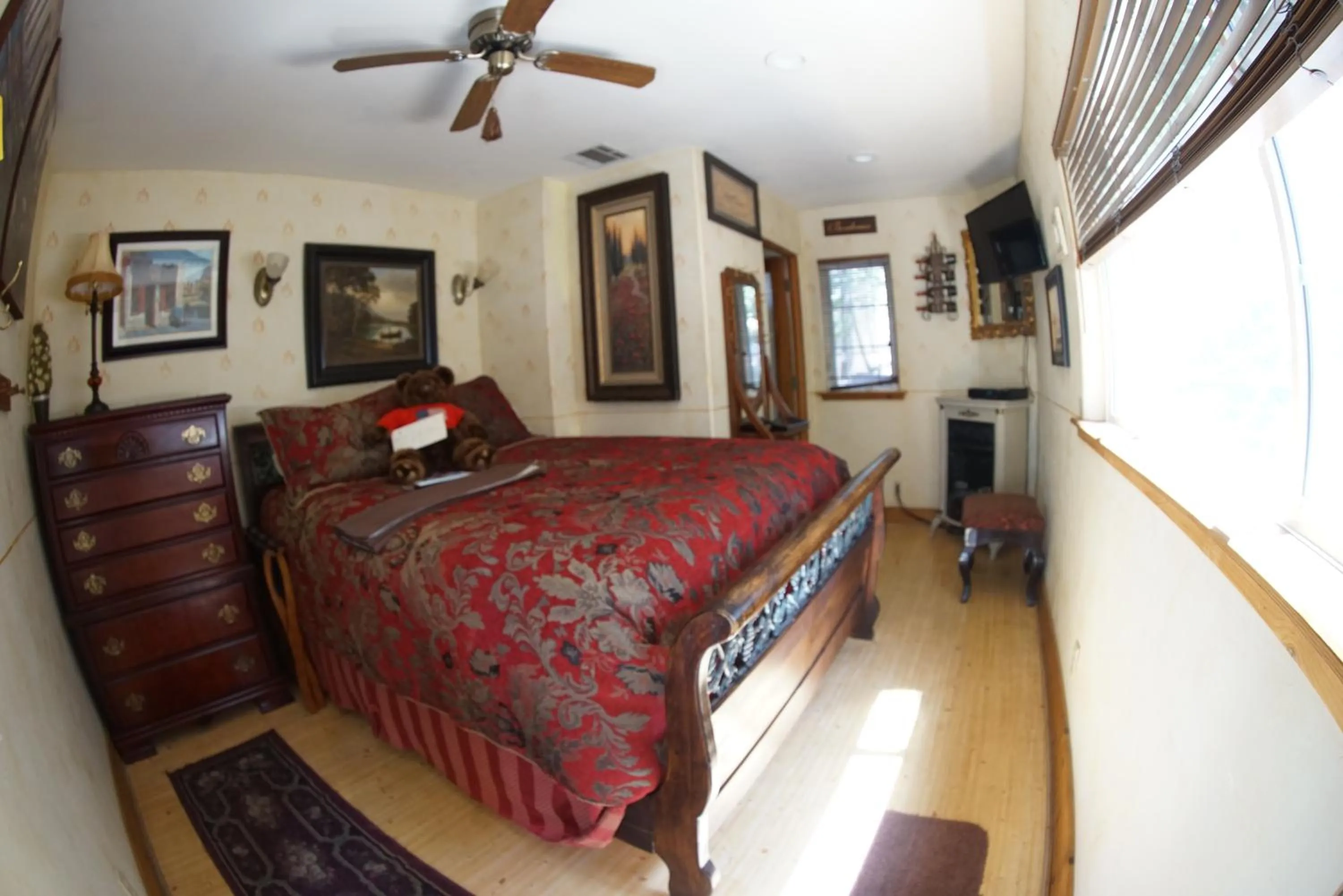 Photo of the whole room, Bed in FLEUR DE LAC EUROPERAN INn