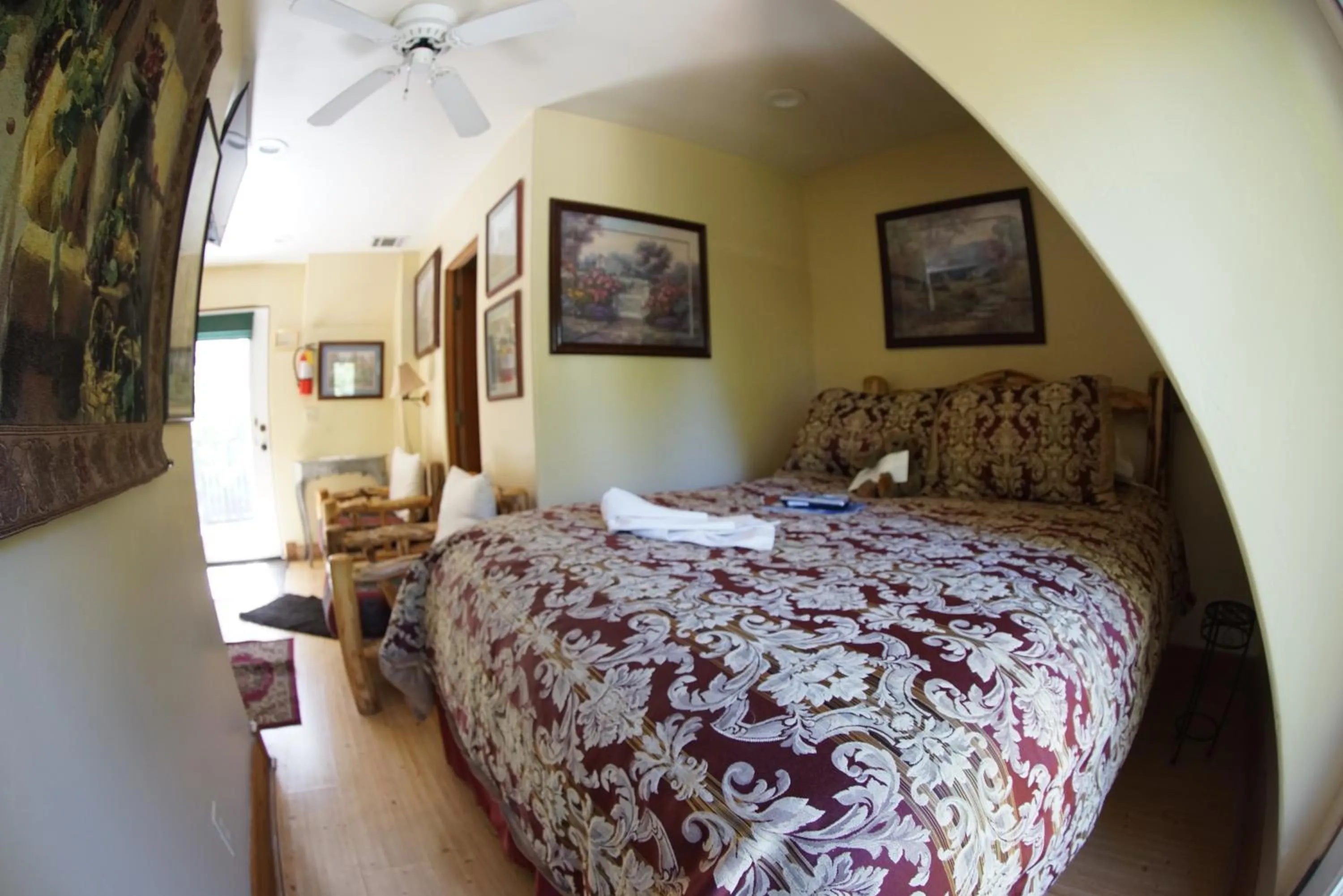 Bed in FLEUR DE LAC EUROPERAN INn