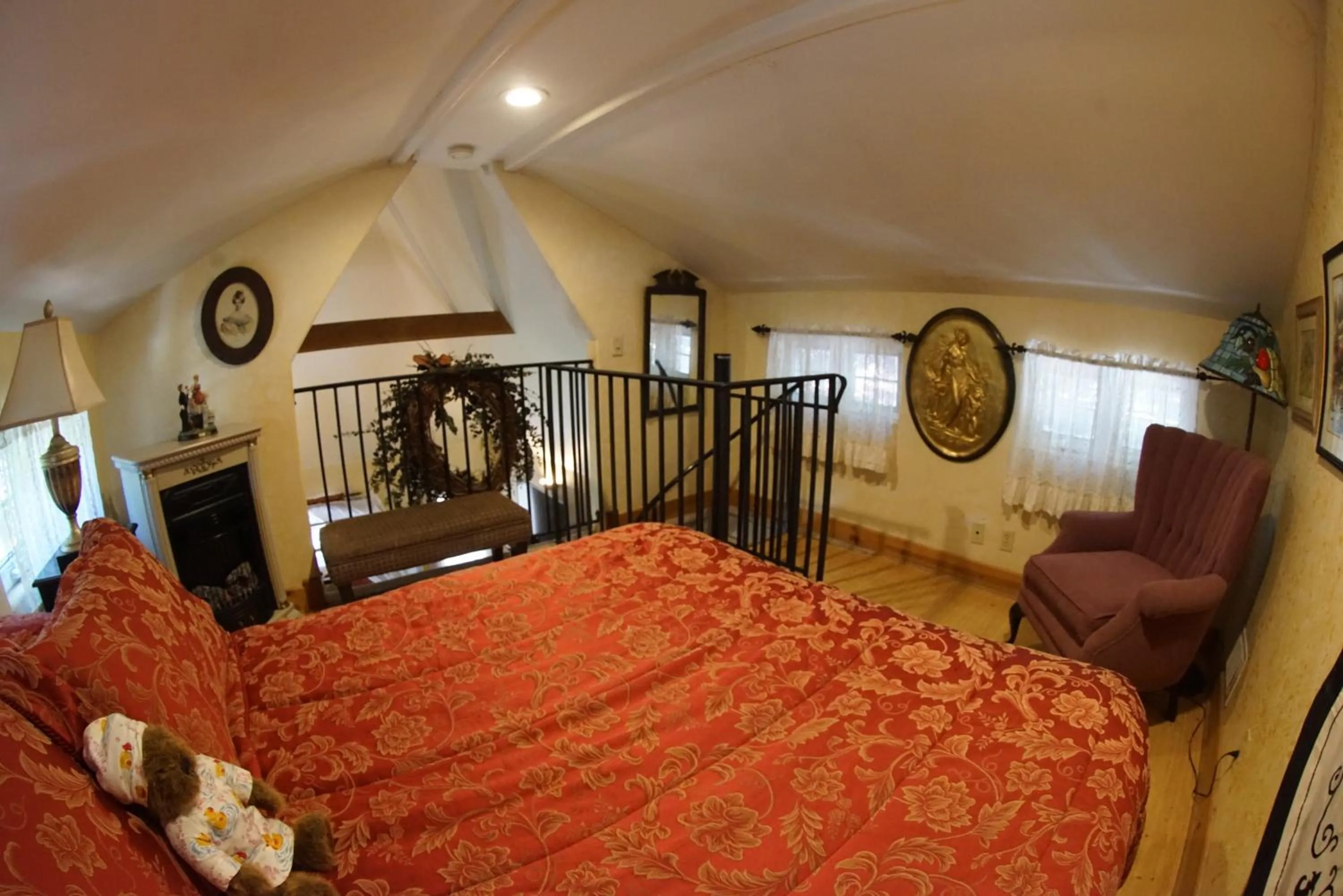 Bedroom, Bed in FLEUR DE LAC EUROPERAN INn