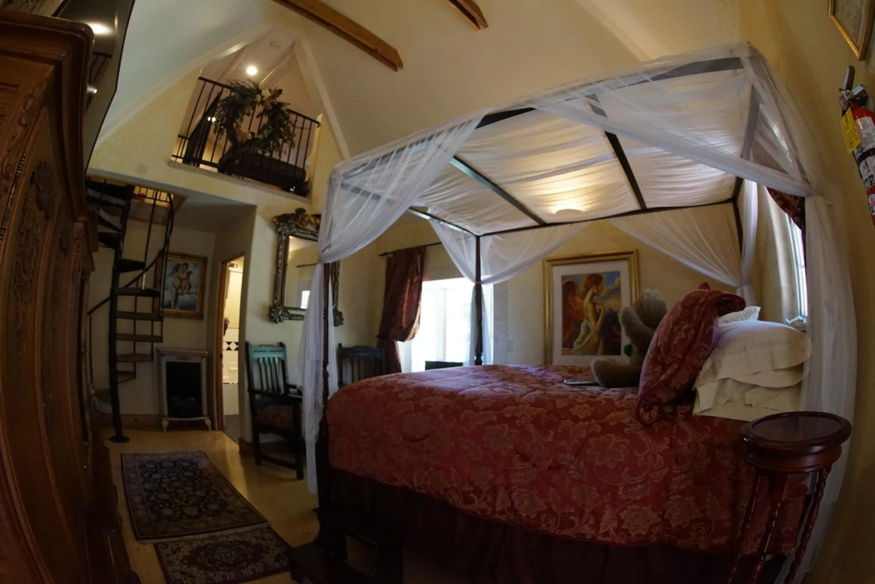 Bedroom, Bed in FLEUR DE LAC EUROPERAN INn