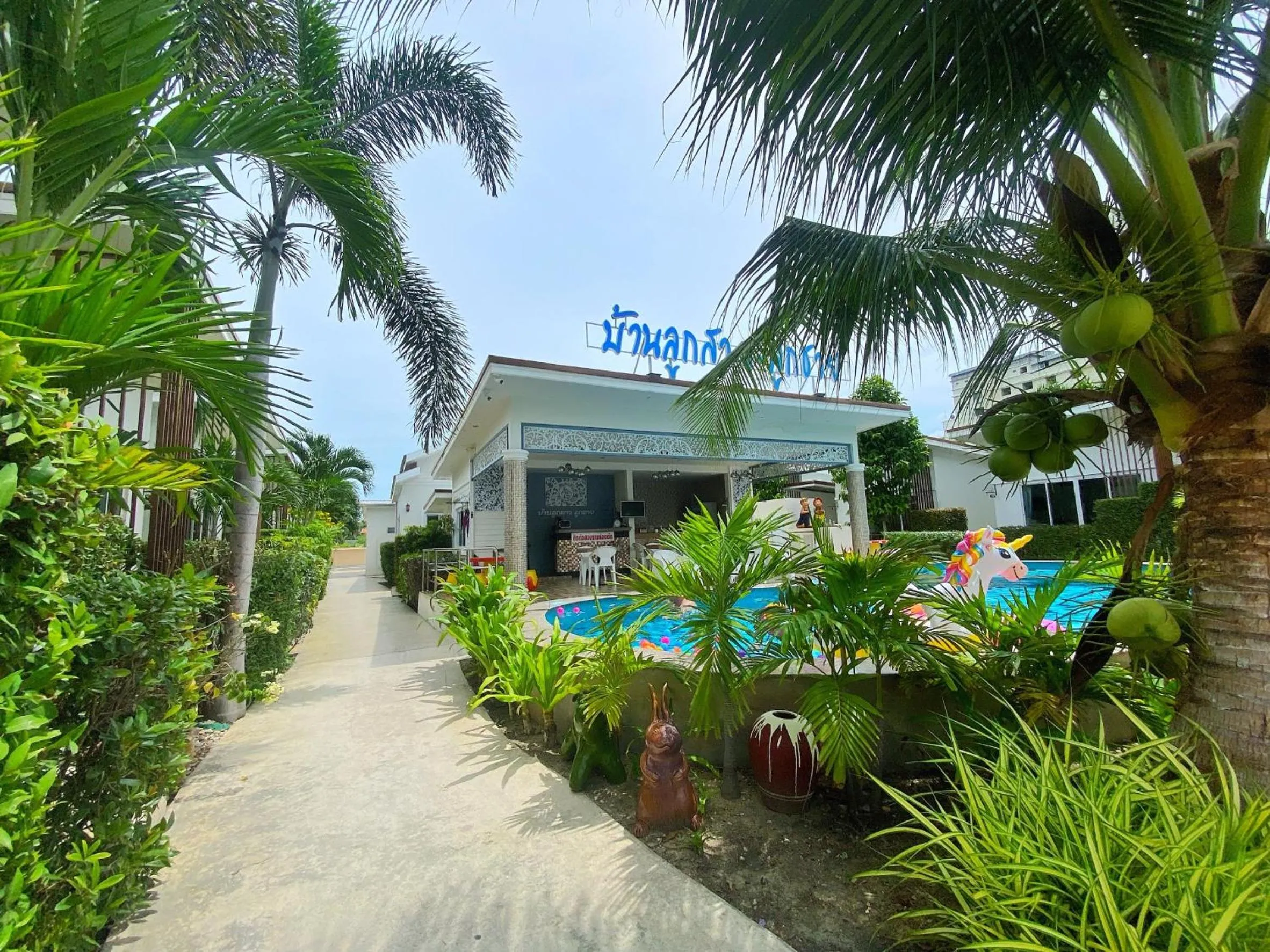 Swimming pool in Baanloksouylokchay