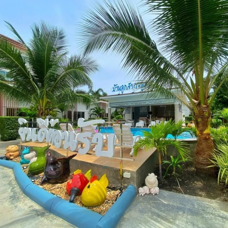 Swimming pool in Baanloksouylokchay