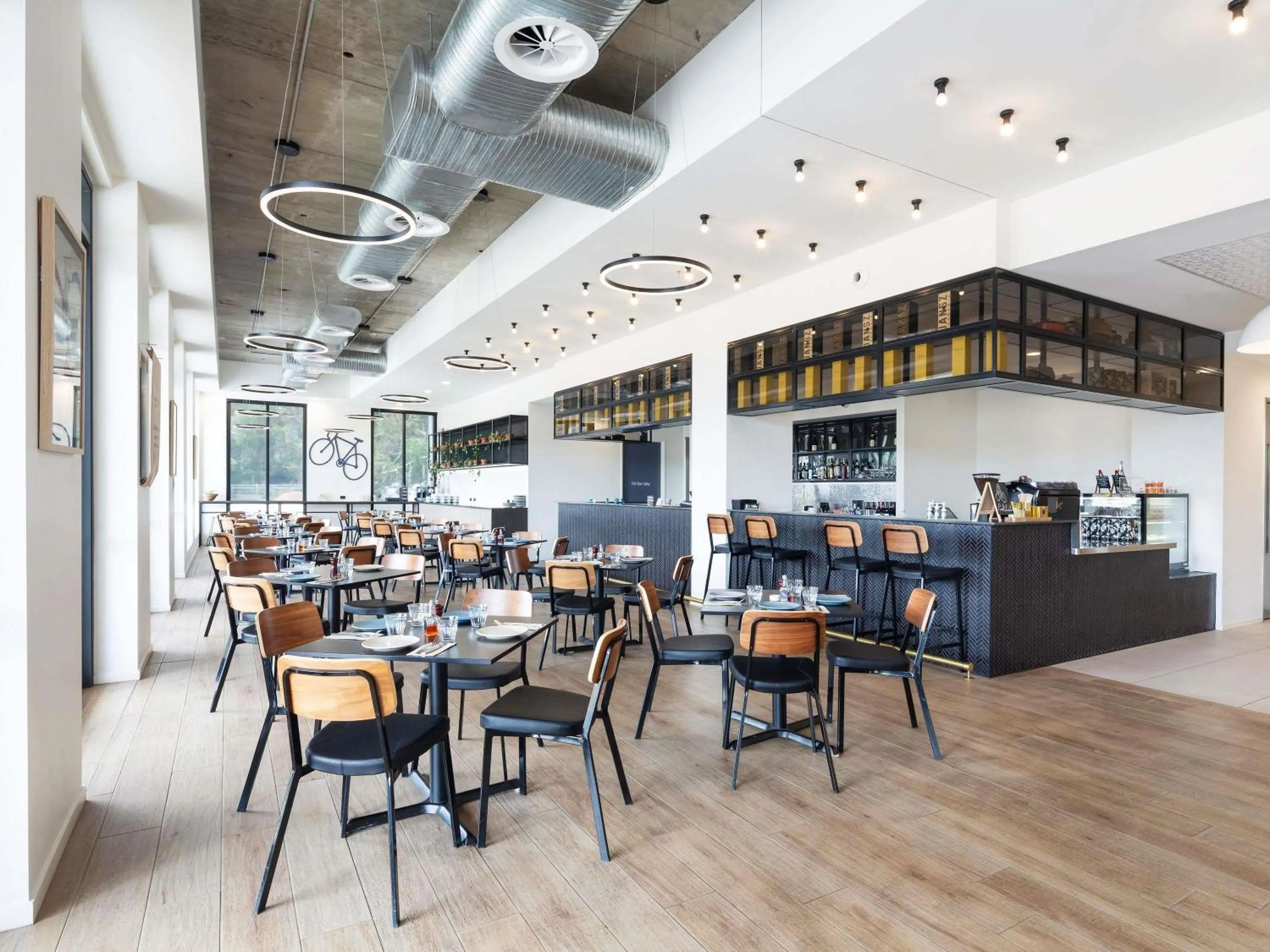 Lounge or bar in Mantra MacArthur Hotel