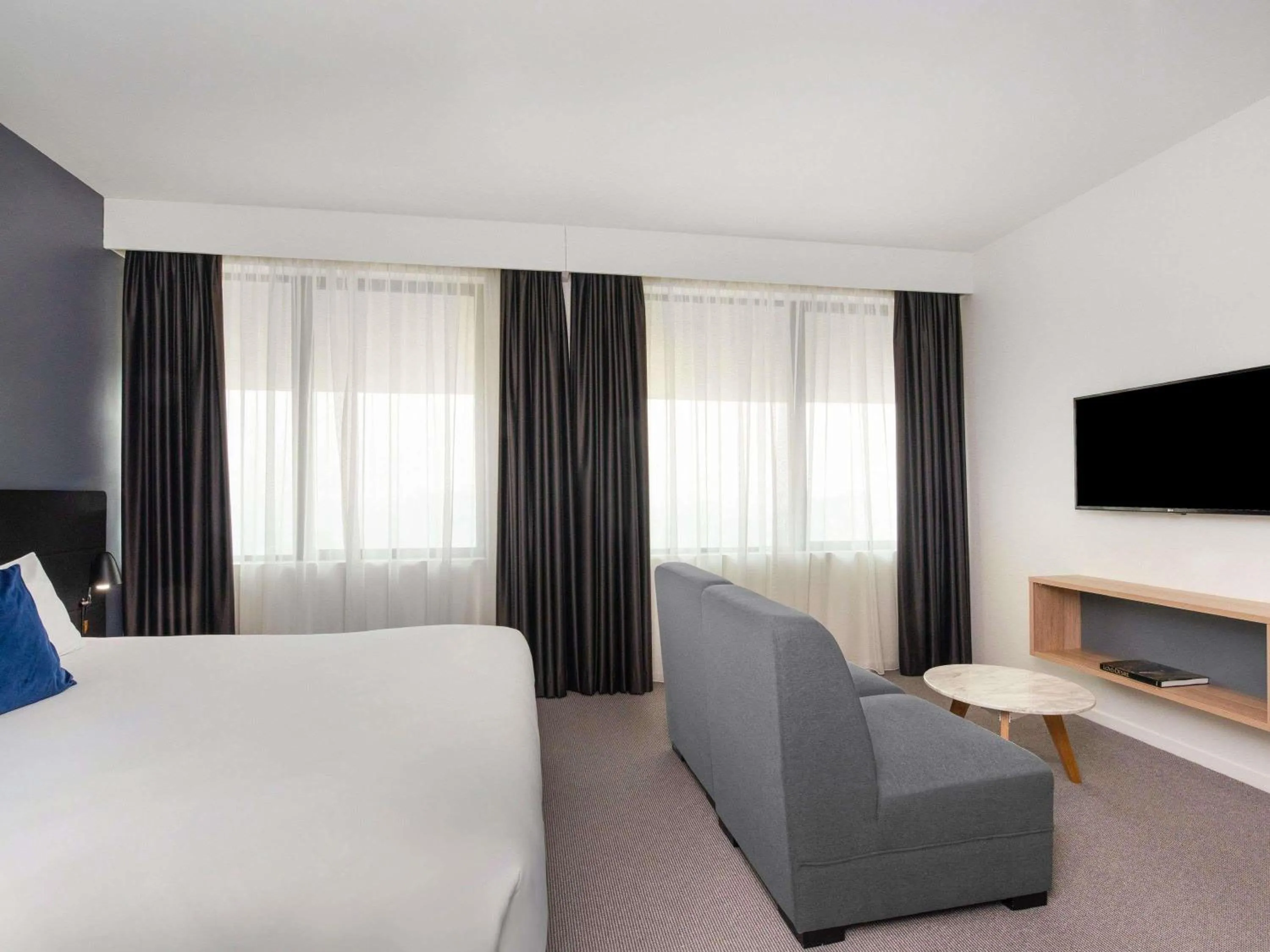 Bedroom, Bed in Mantra MacArthur Hotel