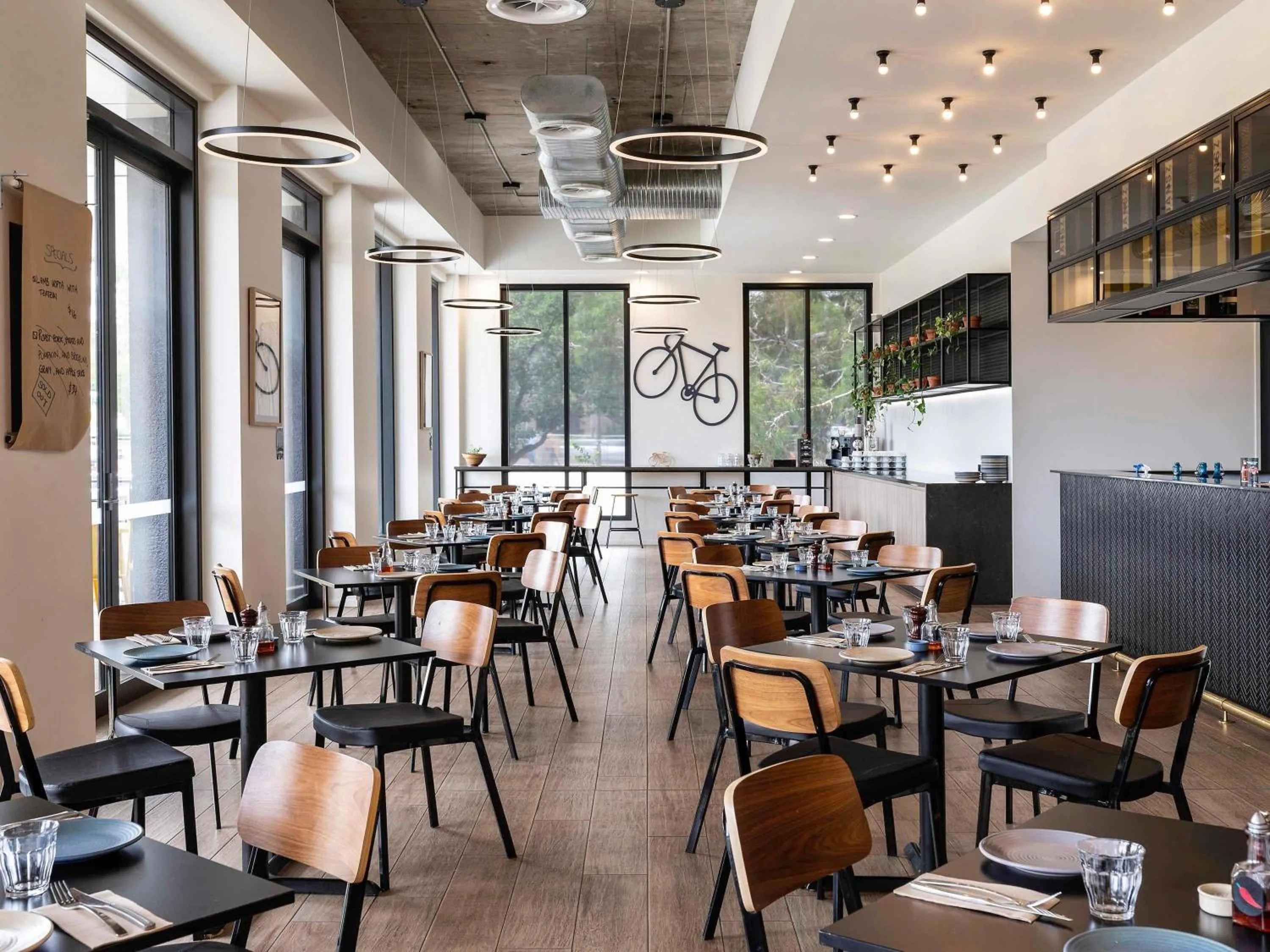 Restaurant/places to eat in Mantra MacArthur Hotel