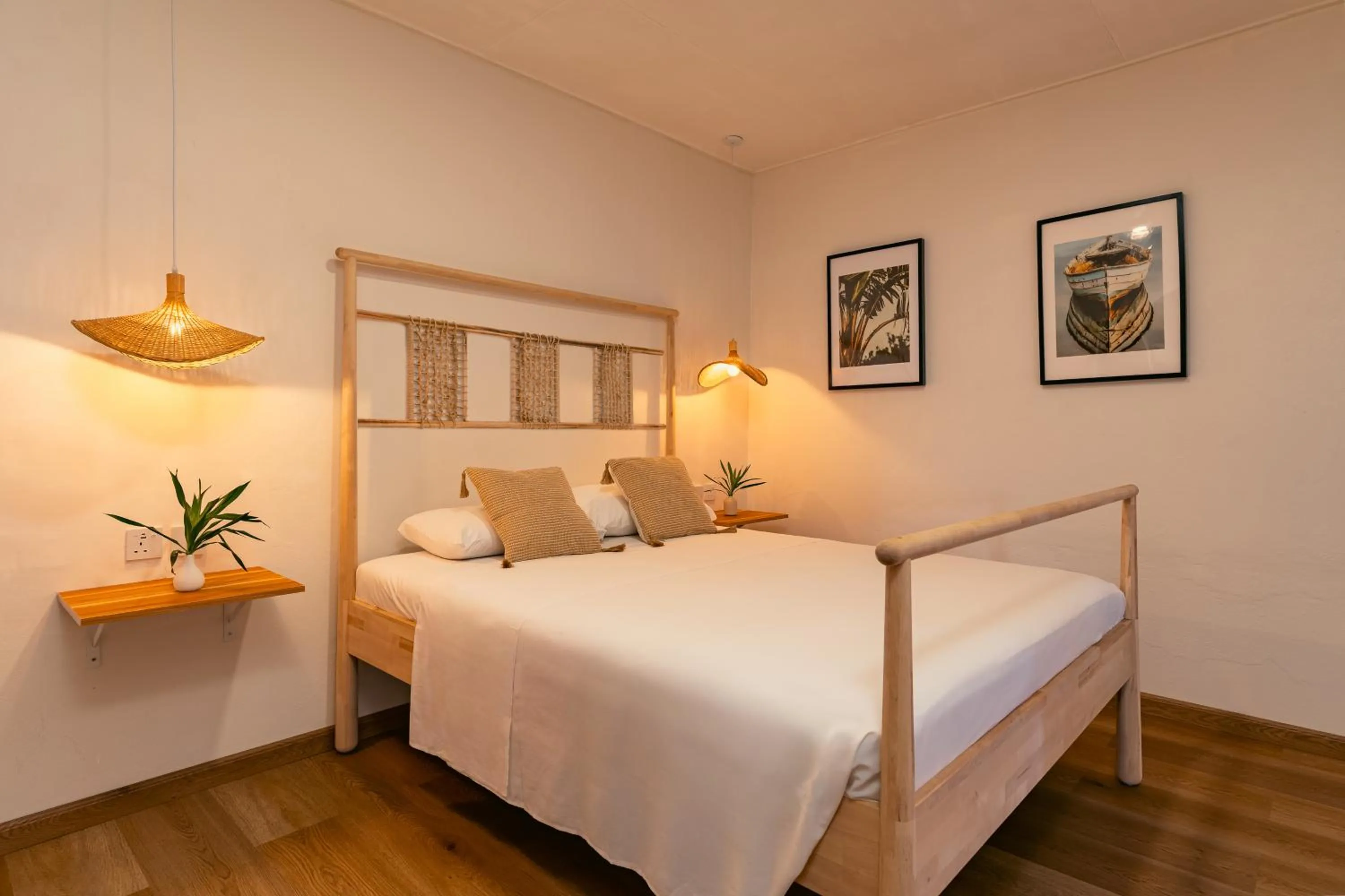 Bed in Beau Vallon Bungalows