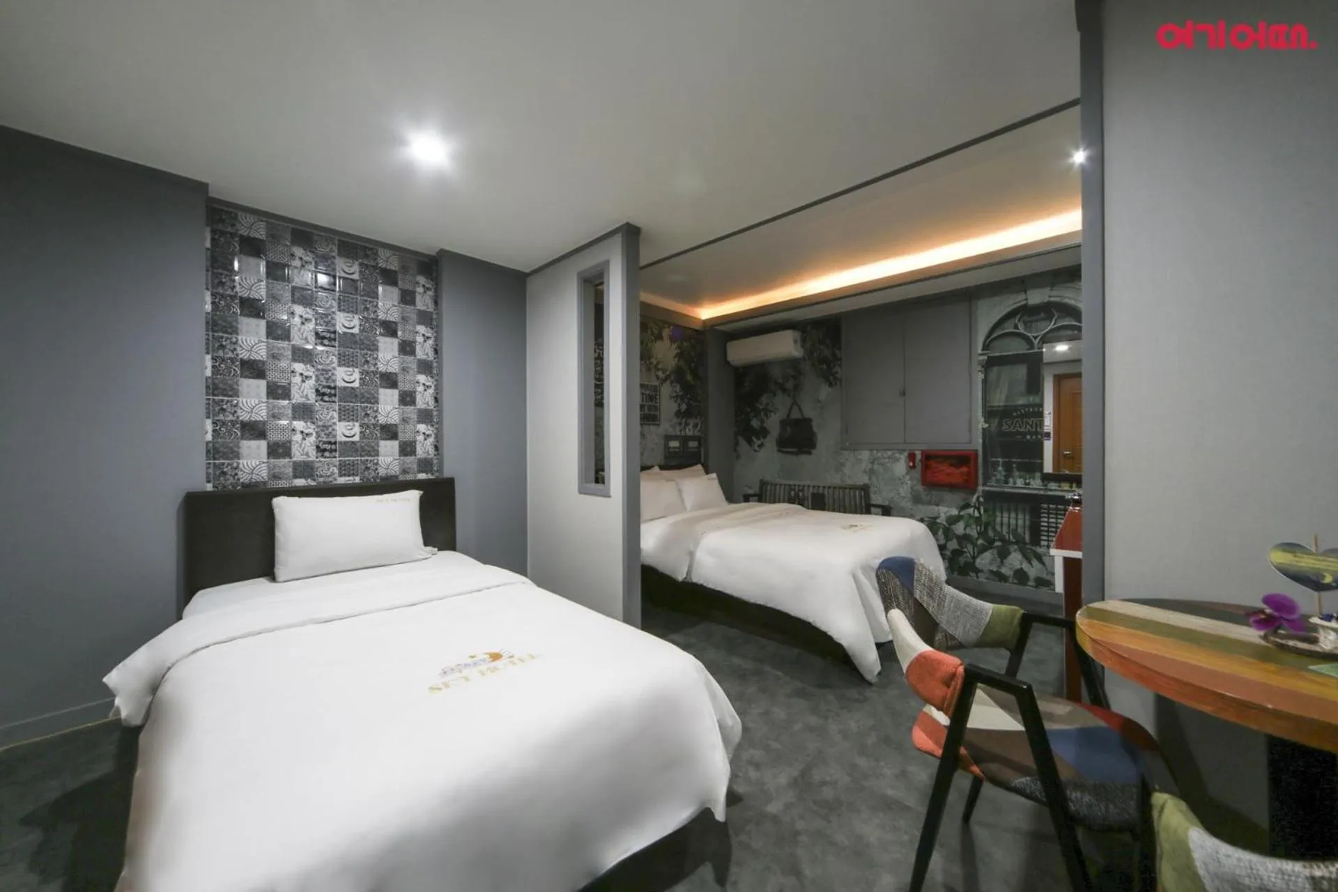 Photo of the whole room, Bed in Sky Motel