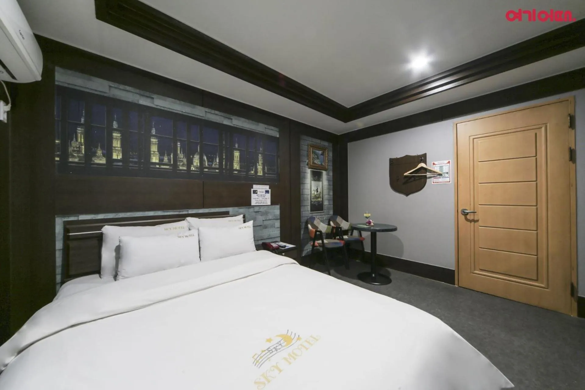 Photo of the whole room, Bed in Sky Motel