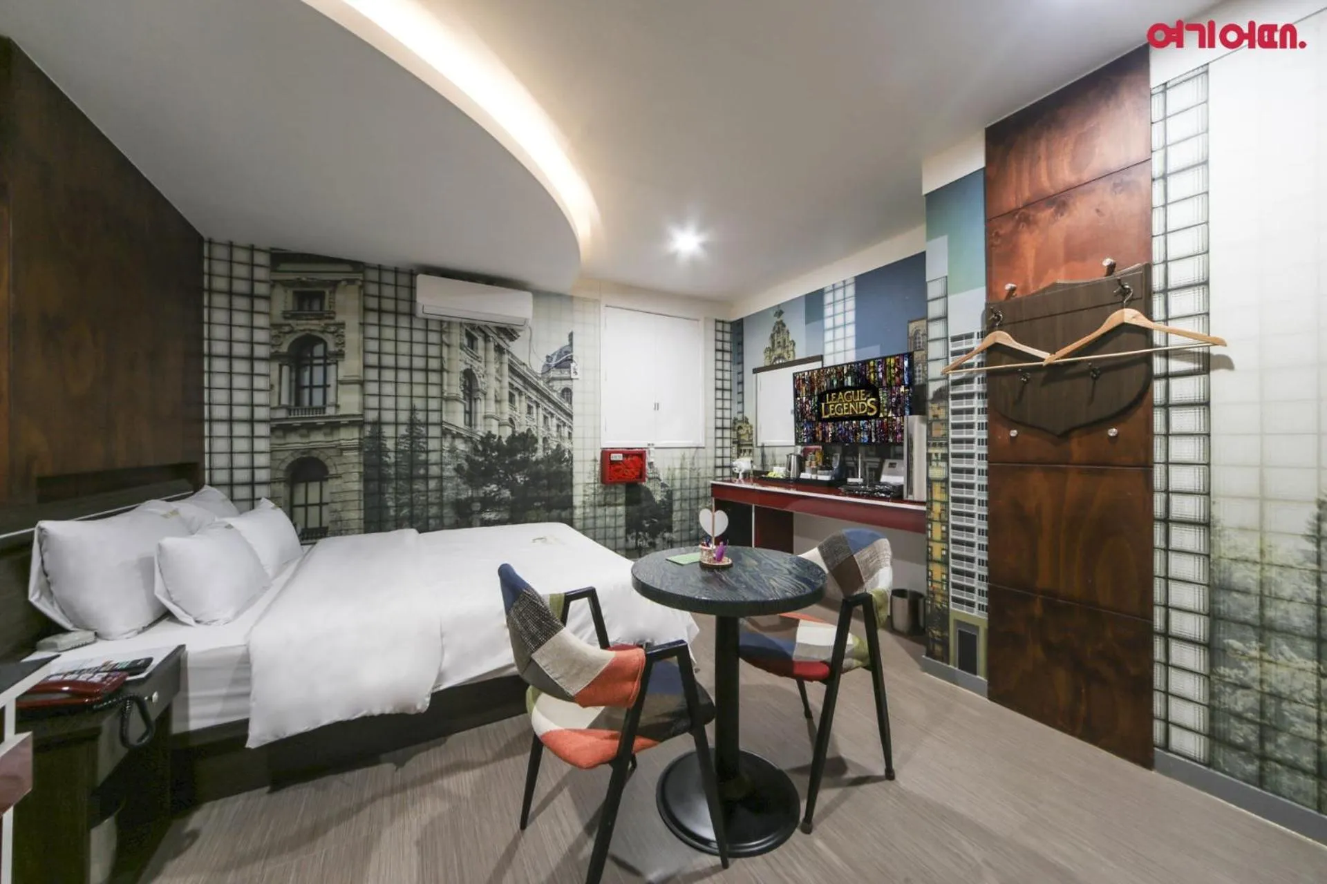 Photo of the whole room, Bed in Sky Motel