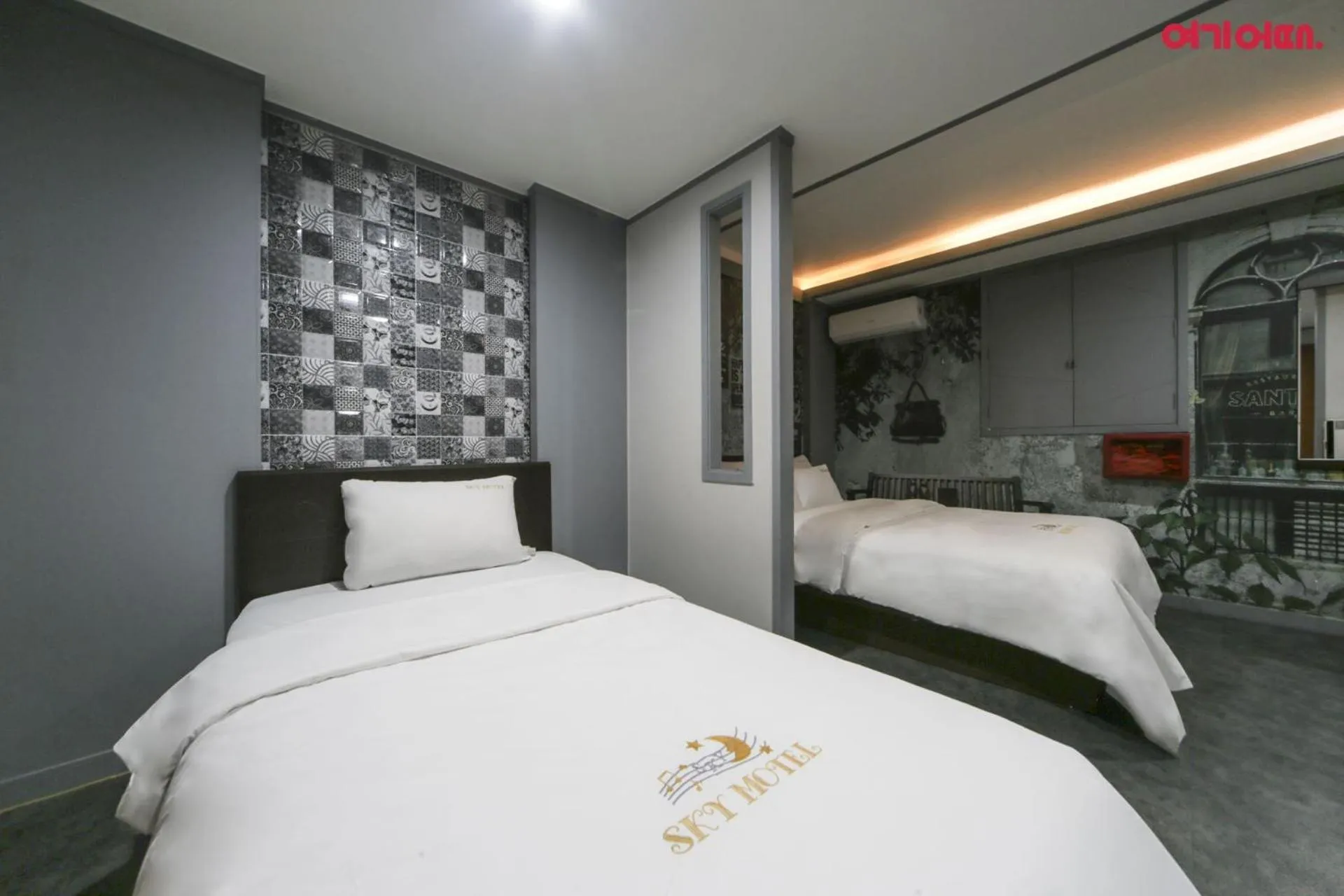 Photo of the whole room, Bed in Sky Motel