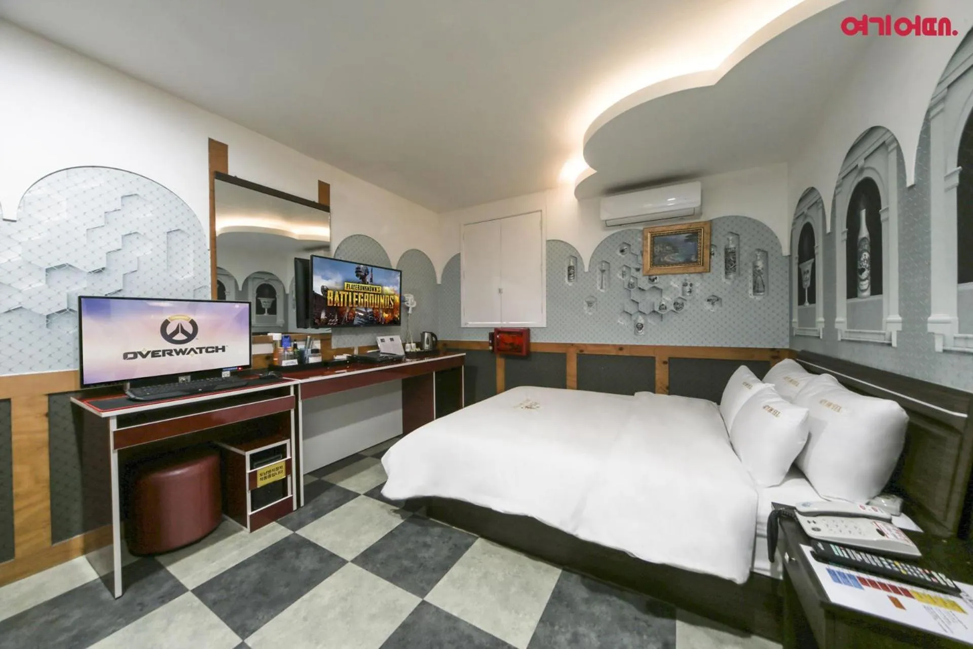 Photo of the whole room, Bed in Sky Motel