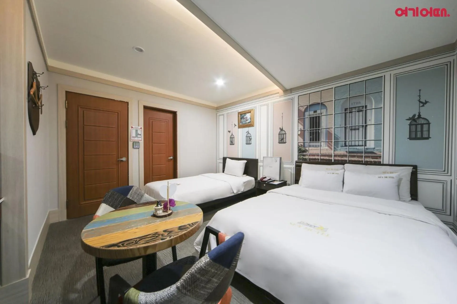 Photo of the whole room, Bed in Sky Motel