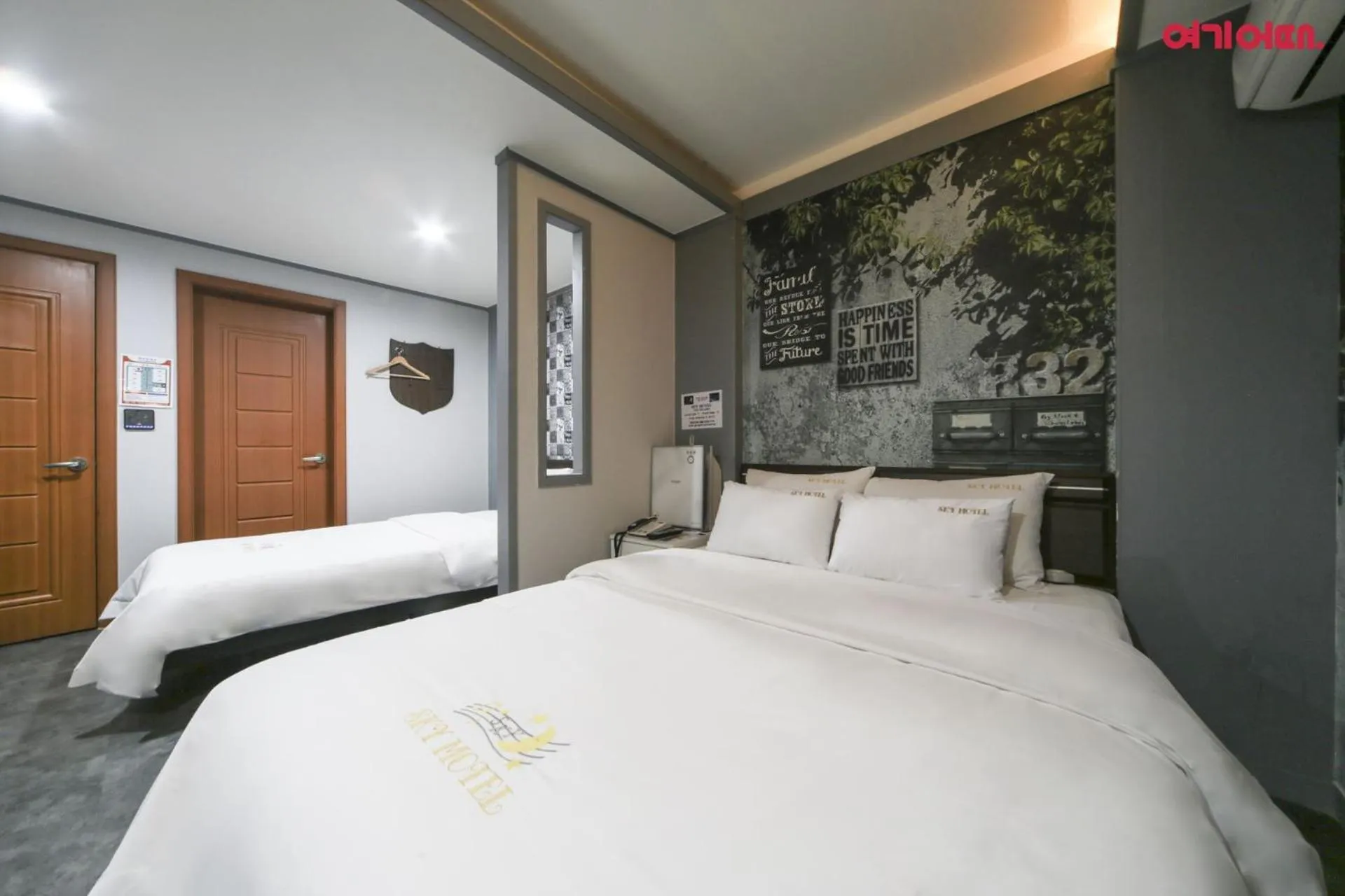 Photo of the whole room, Bed in Sky Motel