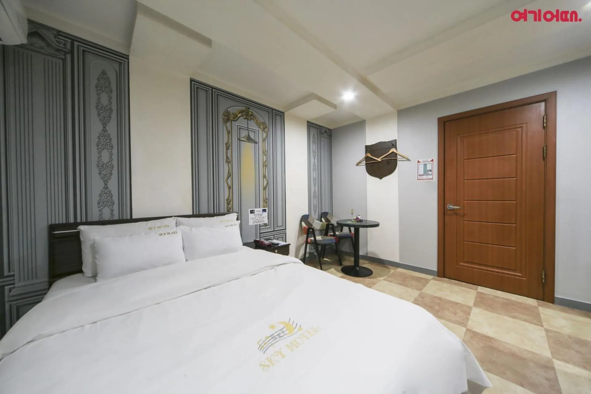 Photo of the whole room, Bed in Sky Motel