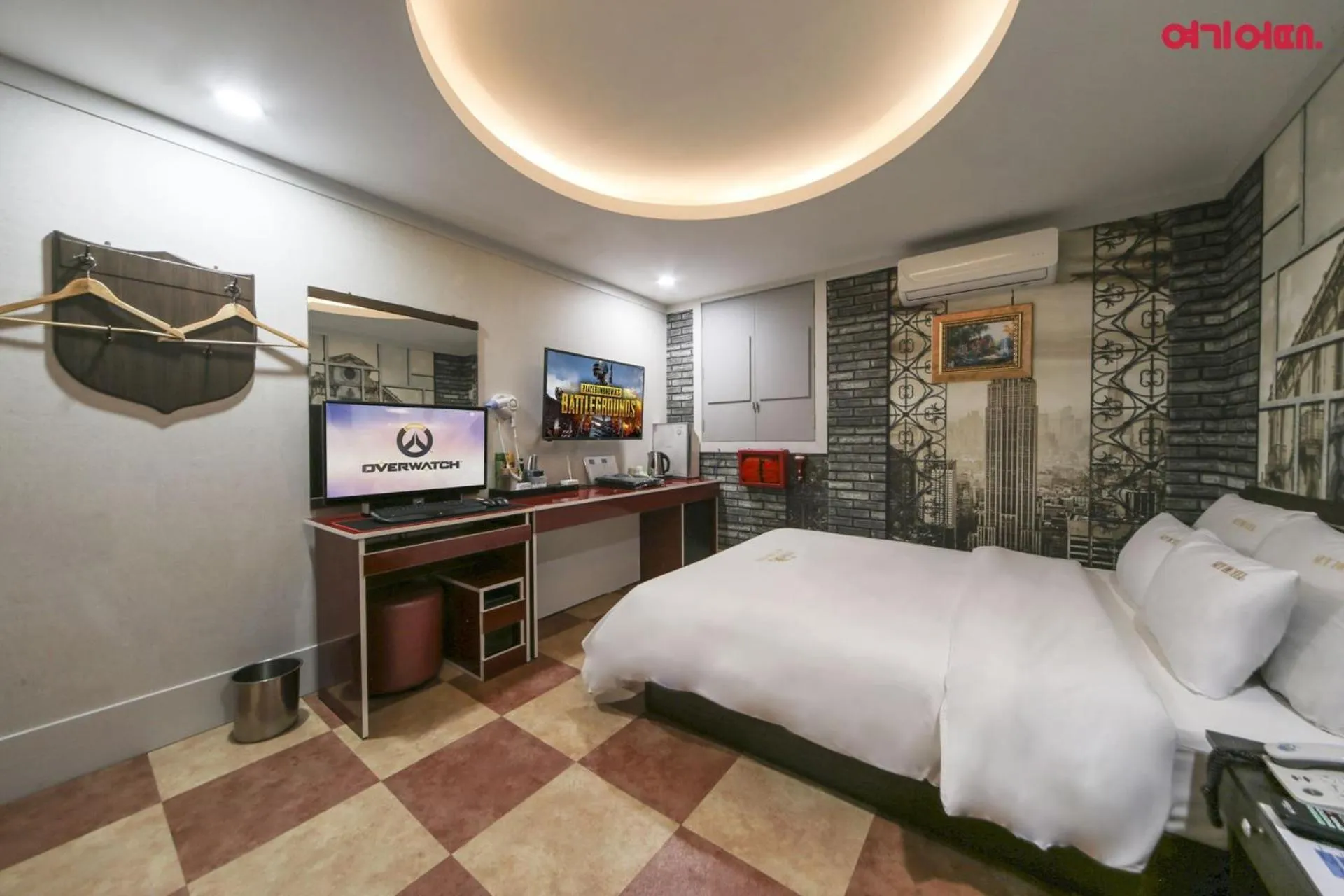 Photo of the whole room, Bed in Sky Motel