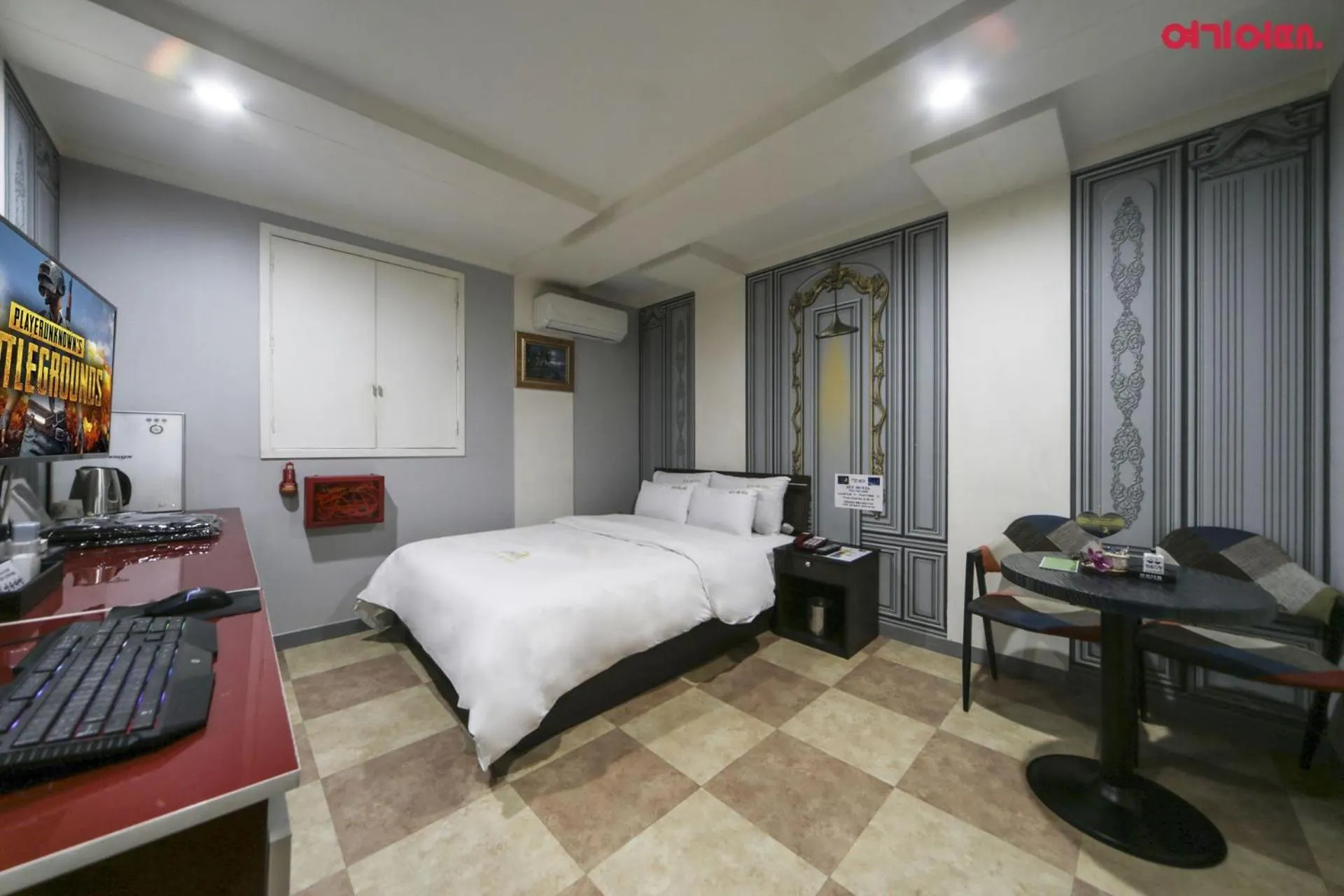 Photo of the whole room, Bed in Sky Motel