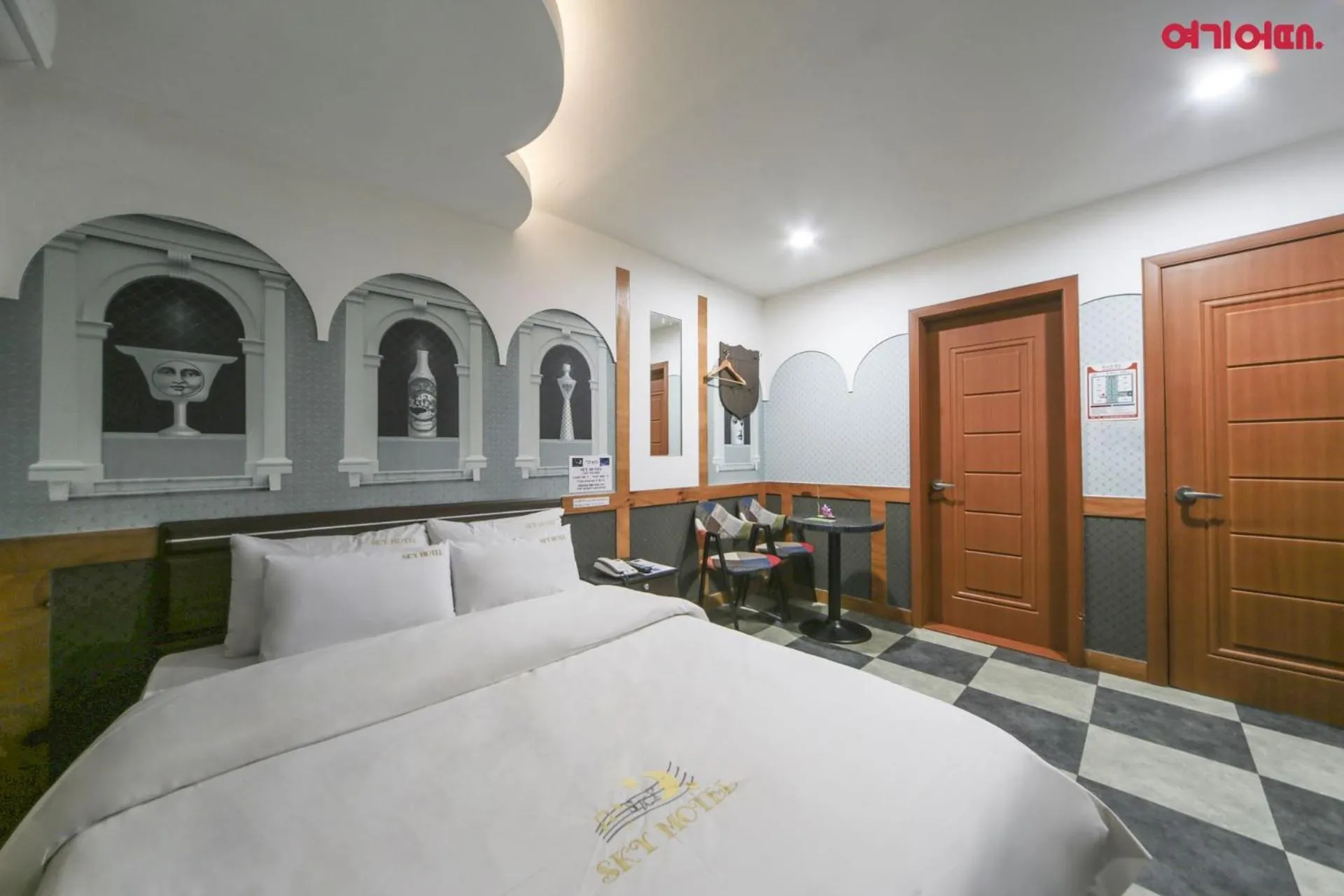 Photo of the whole room, Bed in Sky Motel