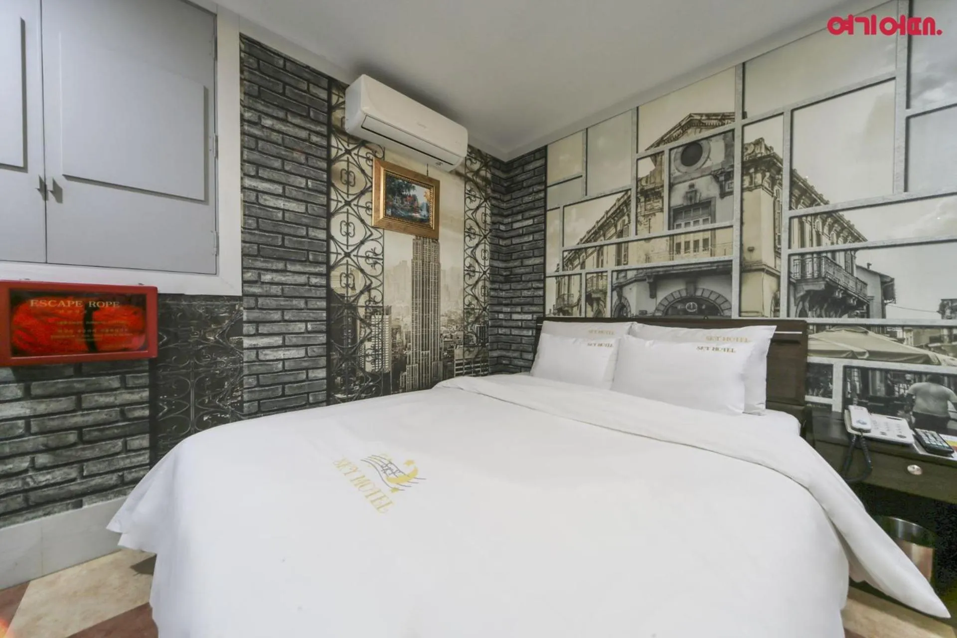 Photo of the whole room, Bed in Sky Motel