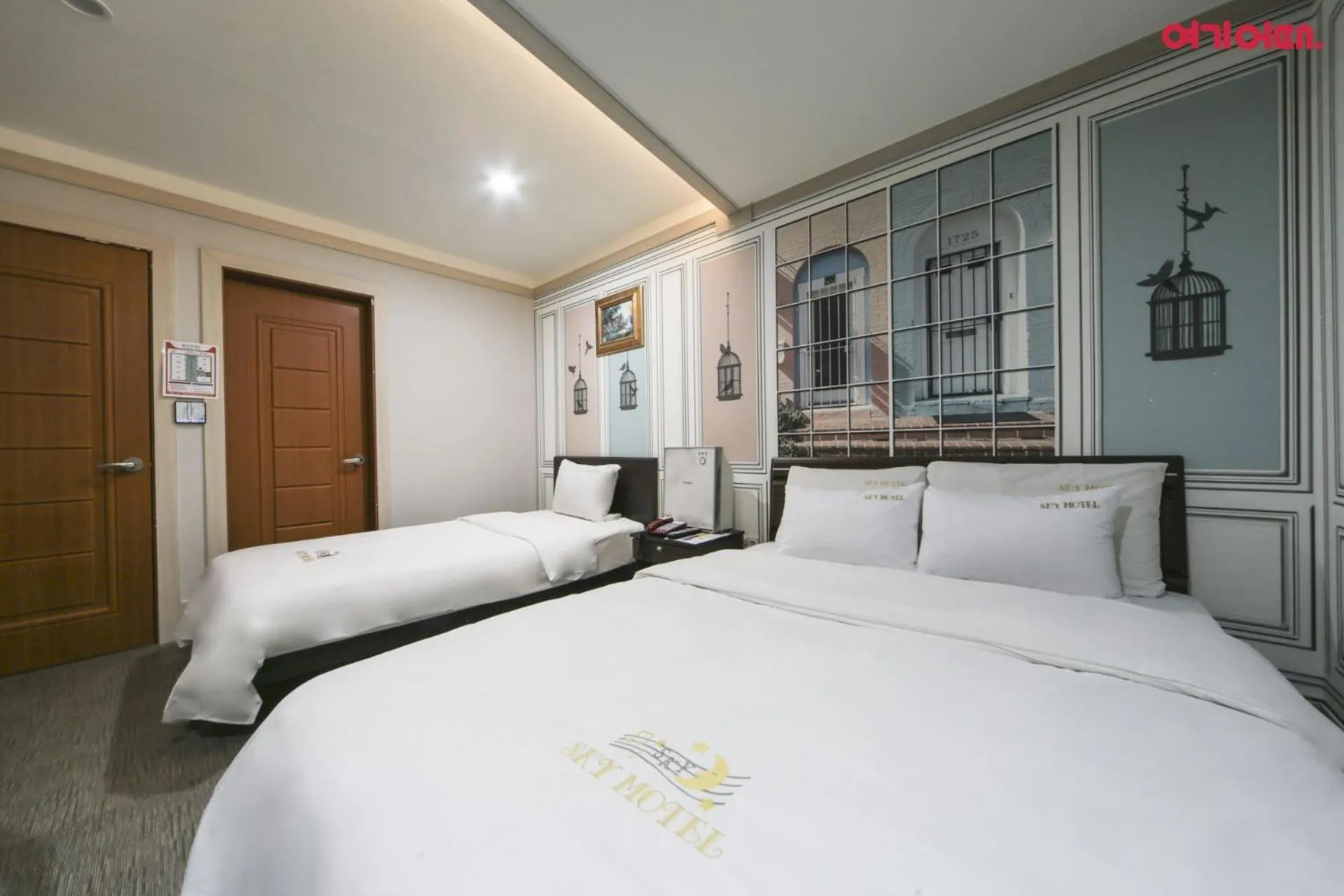 Photo of the whole room, Bed in Sky Motel