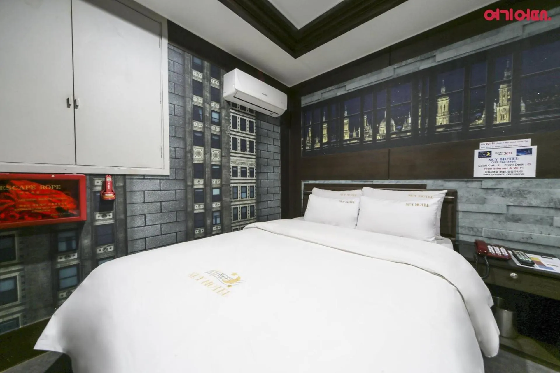 Photo of the whole room, Bed in Sky Motel