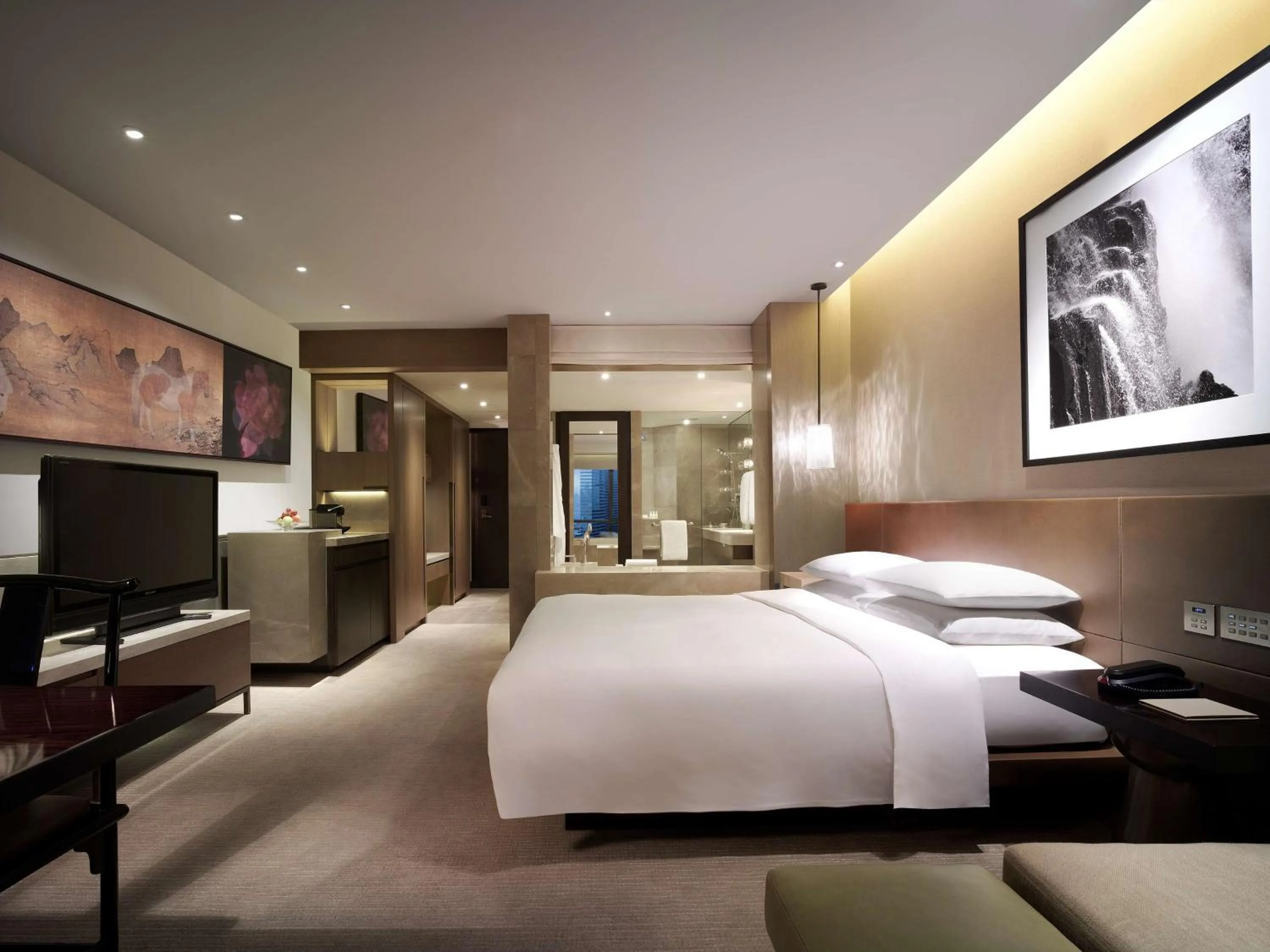 Photo of the whole room, Bed in Grand Hyatt Hong Kong
