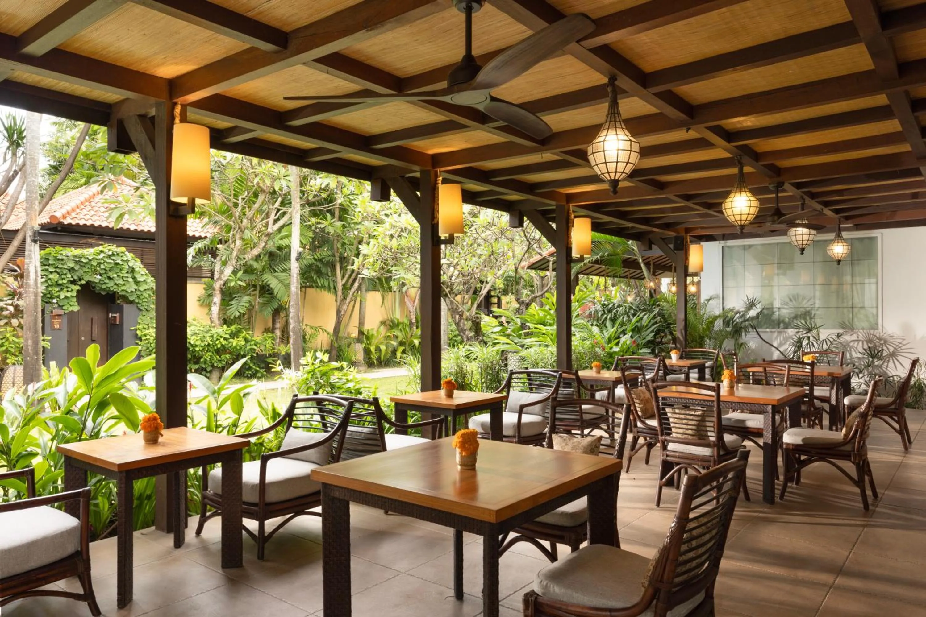 Restaurant/places to eat in Alaya Dedaun Kuta