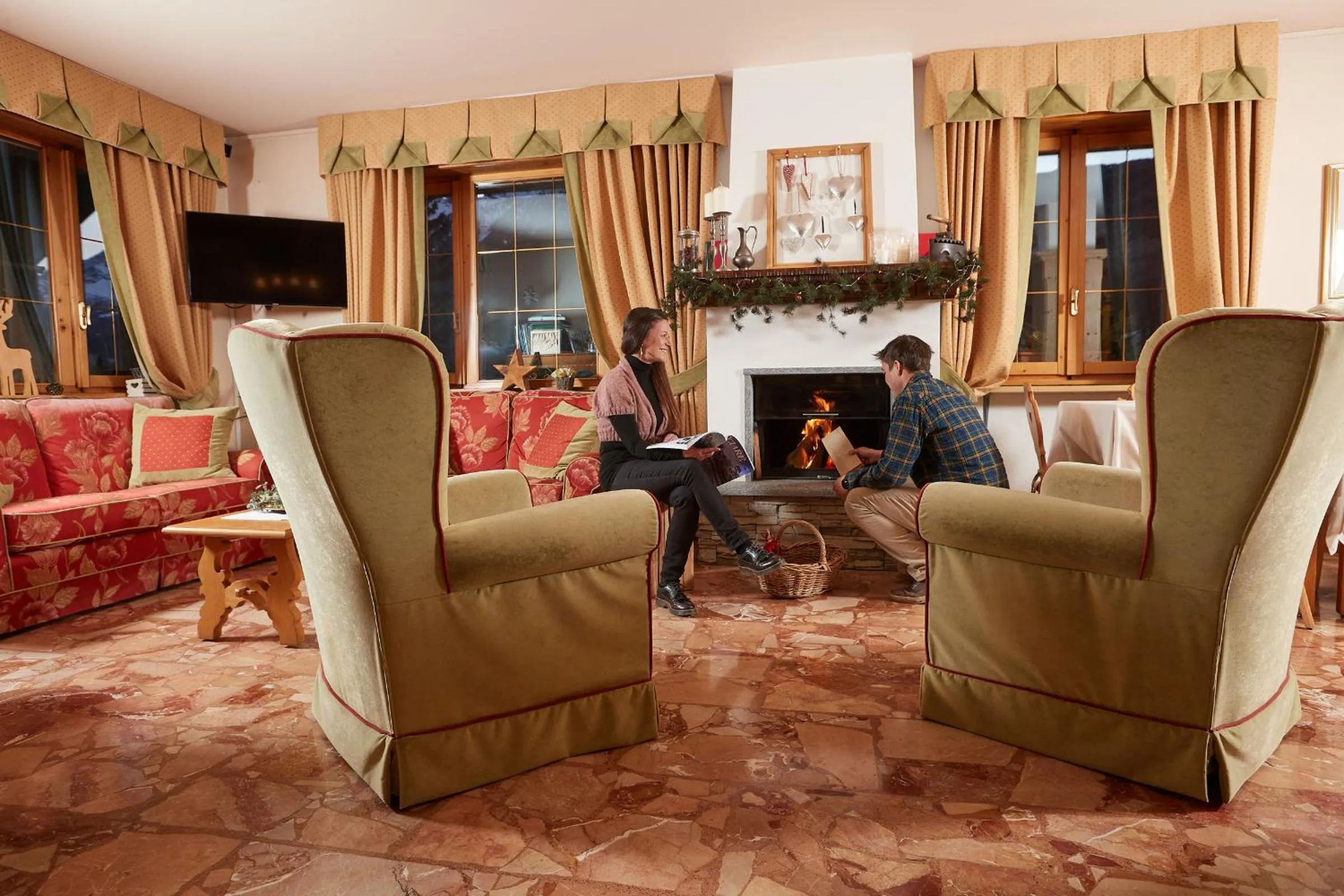 Communal lounge/ TV room in Meublè Cima Bianca Garni