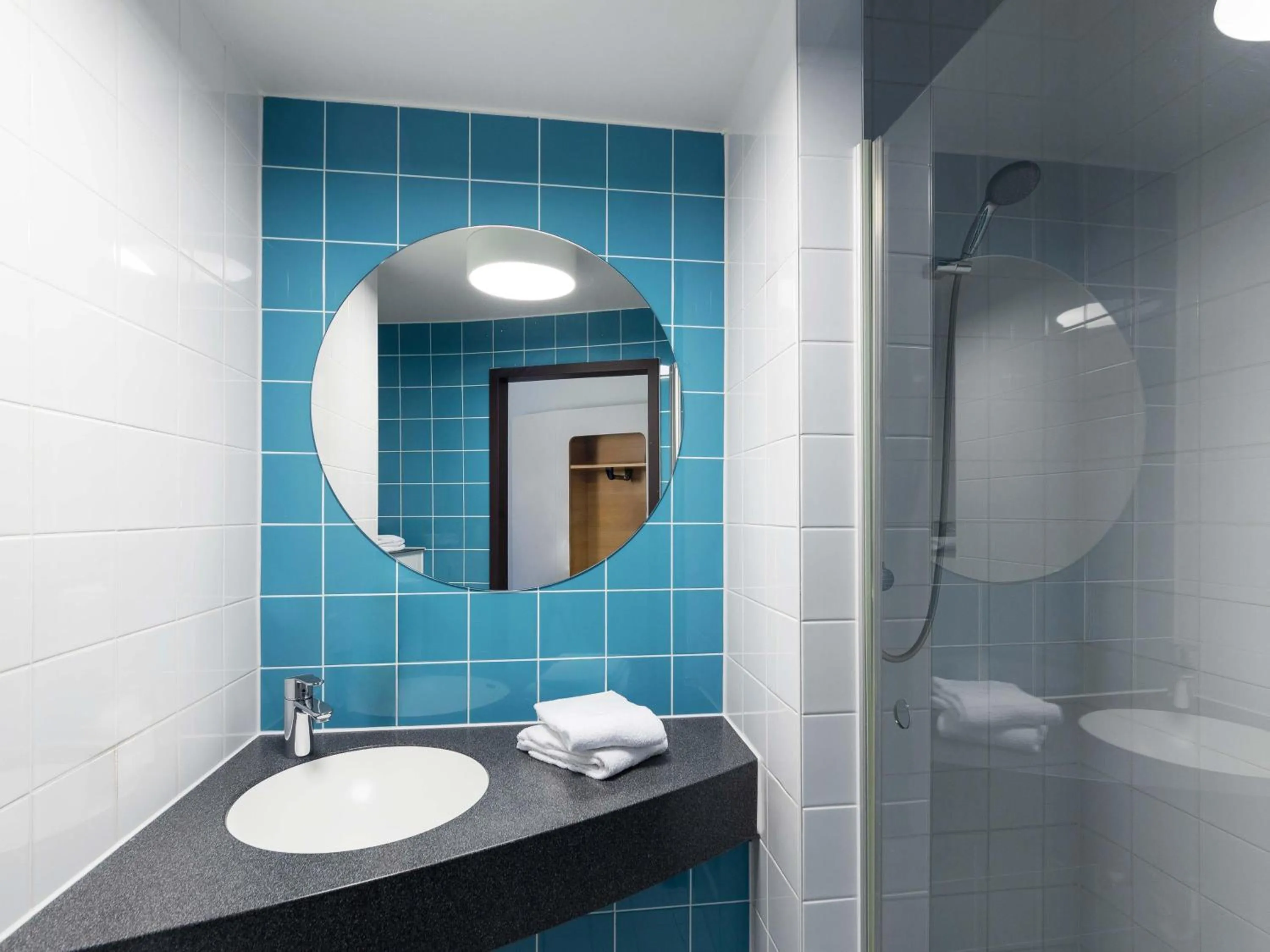 Bathroom in B&B HOTEL Wuppertal City-Süd