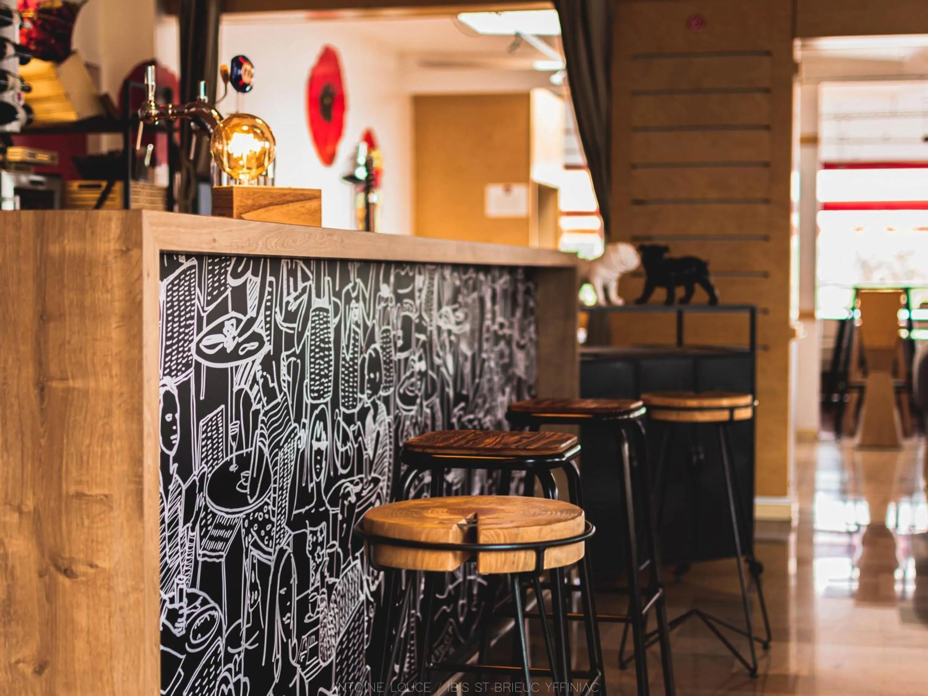 Lounge or bar in ibis Saint Brieuc Yffiniac